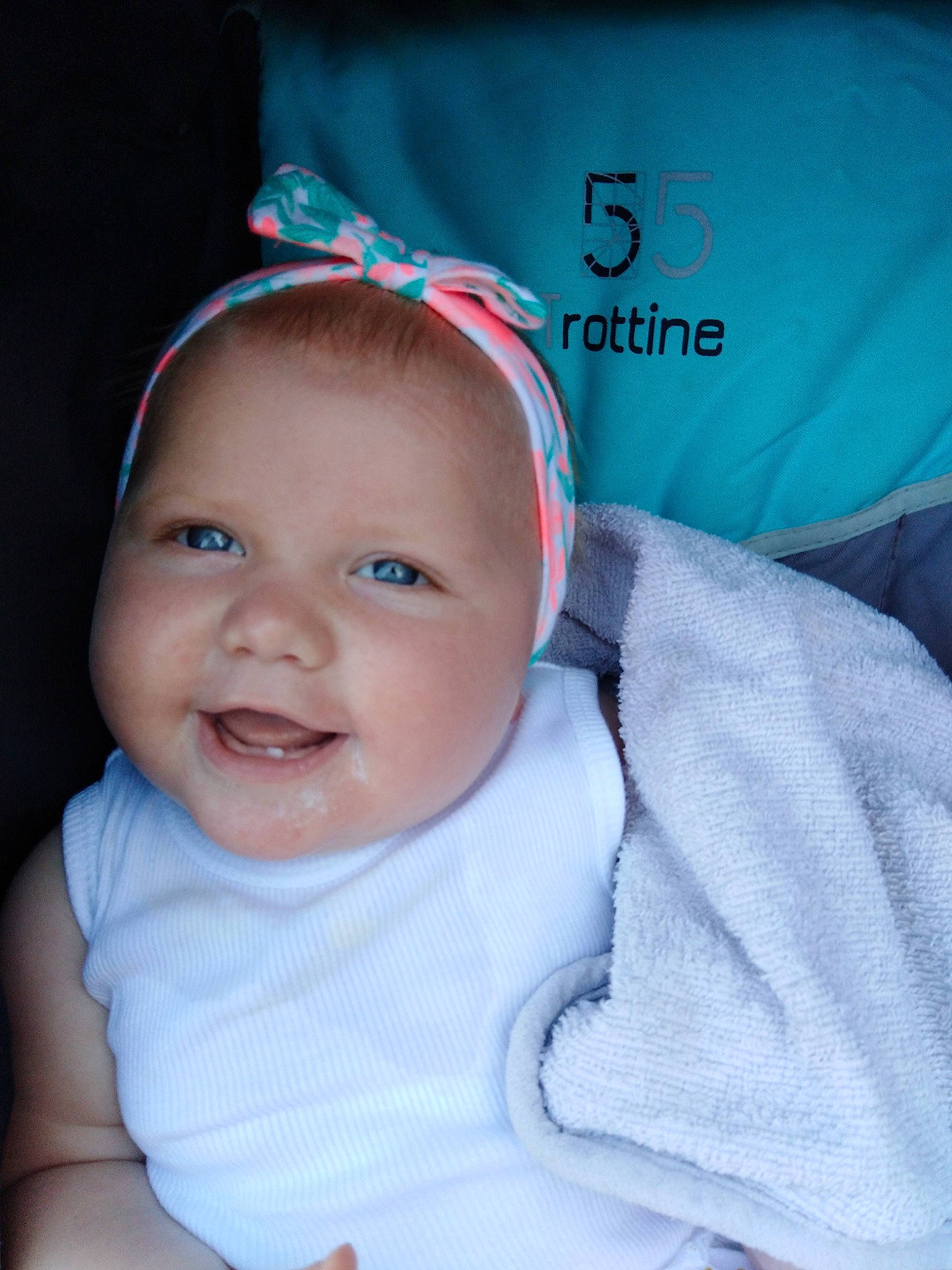 Jade a rejoint le concours — aidez-le/la à gagner de superbes lots ! blue, cheek, child, ear, eye, face, forehead, girl, hair_accessory, head, headgear, infant, joy, lip, nose, person, pink, product, skin, smile