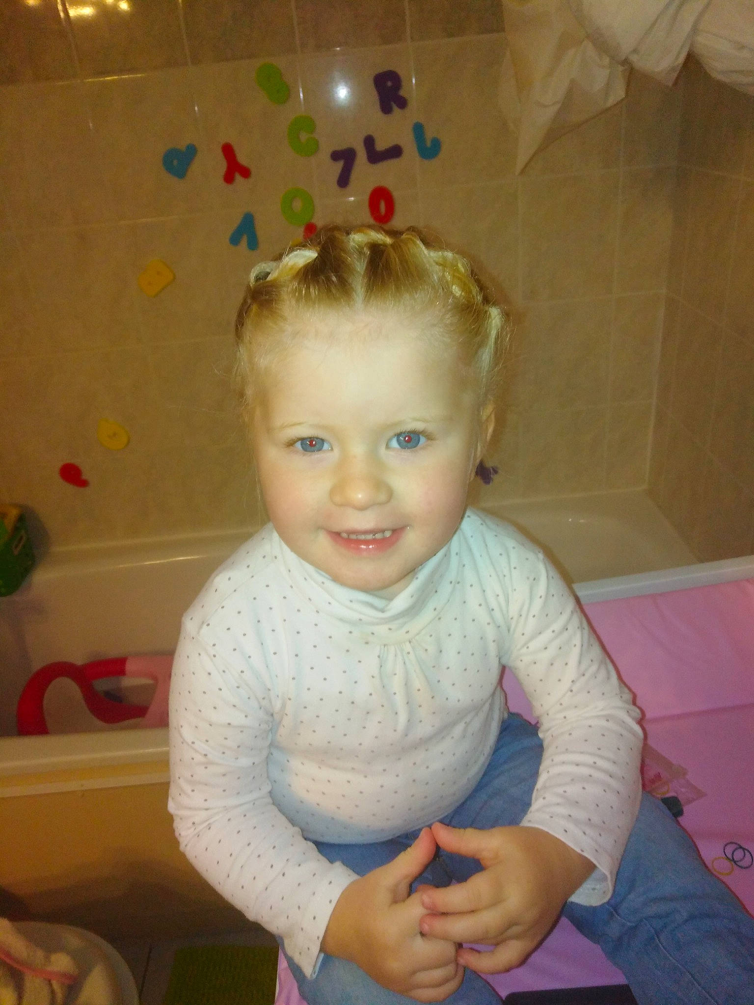 Khelya participe au concours pour gagner de l'argent avec cette photo : blond, cheek, child, day, eye, face, forehead, fun, girl, hair, hairstyle, head, human_hair_color, infant, joy, person, product, skin, smile, standing