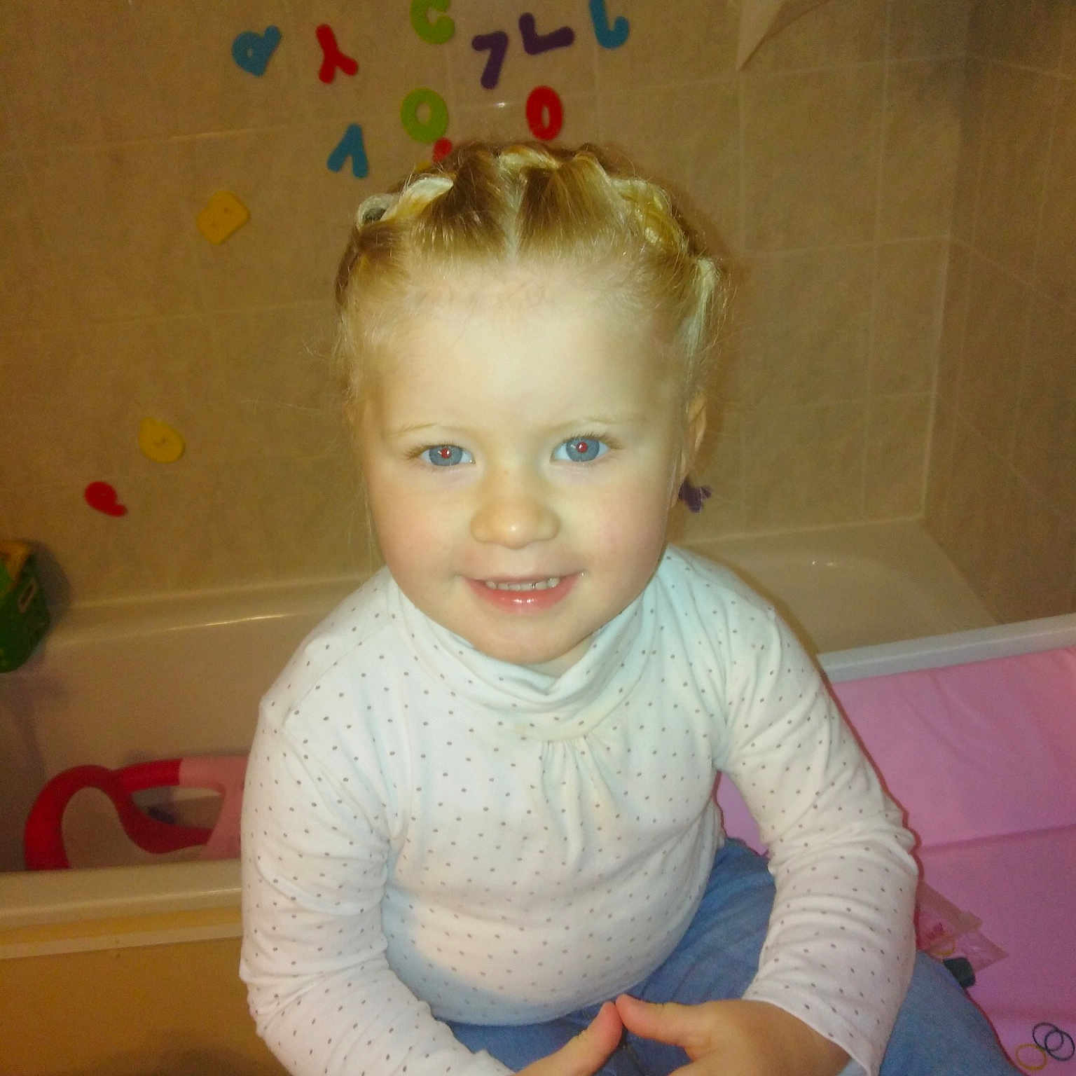 Khelya participe au concours pour gagner de l'argent avec cette photo : blond, cheek, child, day, eye, face, forehead, fun, girl, hair, hairstyle, head, human_hair_color, infant, joy, person, product, skin, smile, standing