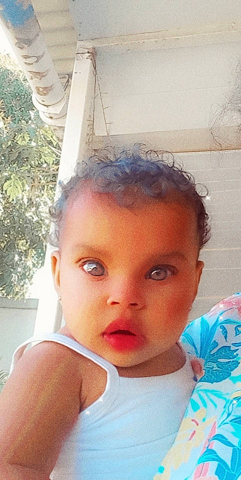 Lia participe au concours pour gagner de l'argent avec cette photo : active_tank, baby_toddler_clothing, black_hair, chest, chin, eye, eyebrow, eyelash, forehead, hair, hairstyle, happy, head, iris, jaw, lip, mouth, nose, person, skin