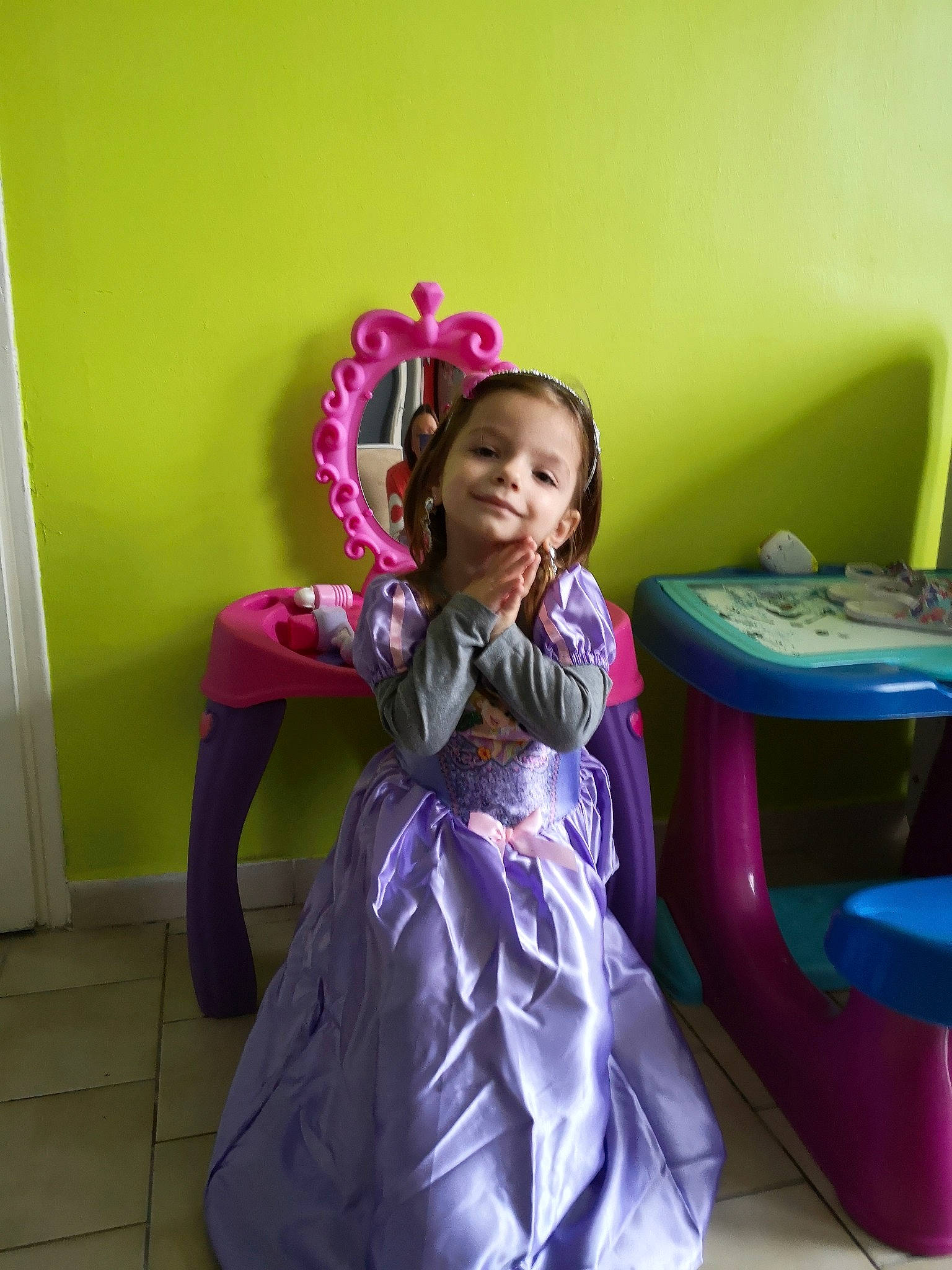 Ilina participe au concours pour gagner de l'argent avec cette photo : chair, child, costume, dress, fun, furniture, happy, magenta, person, pink, play, purple, room, sitting, smile, toddler, violet