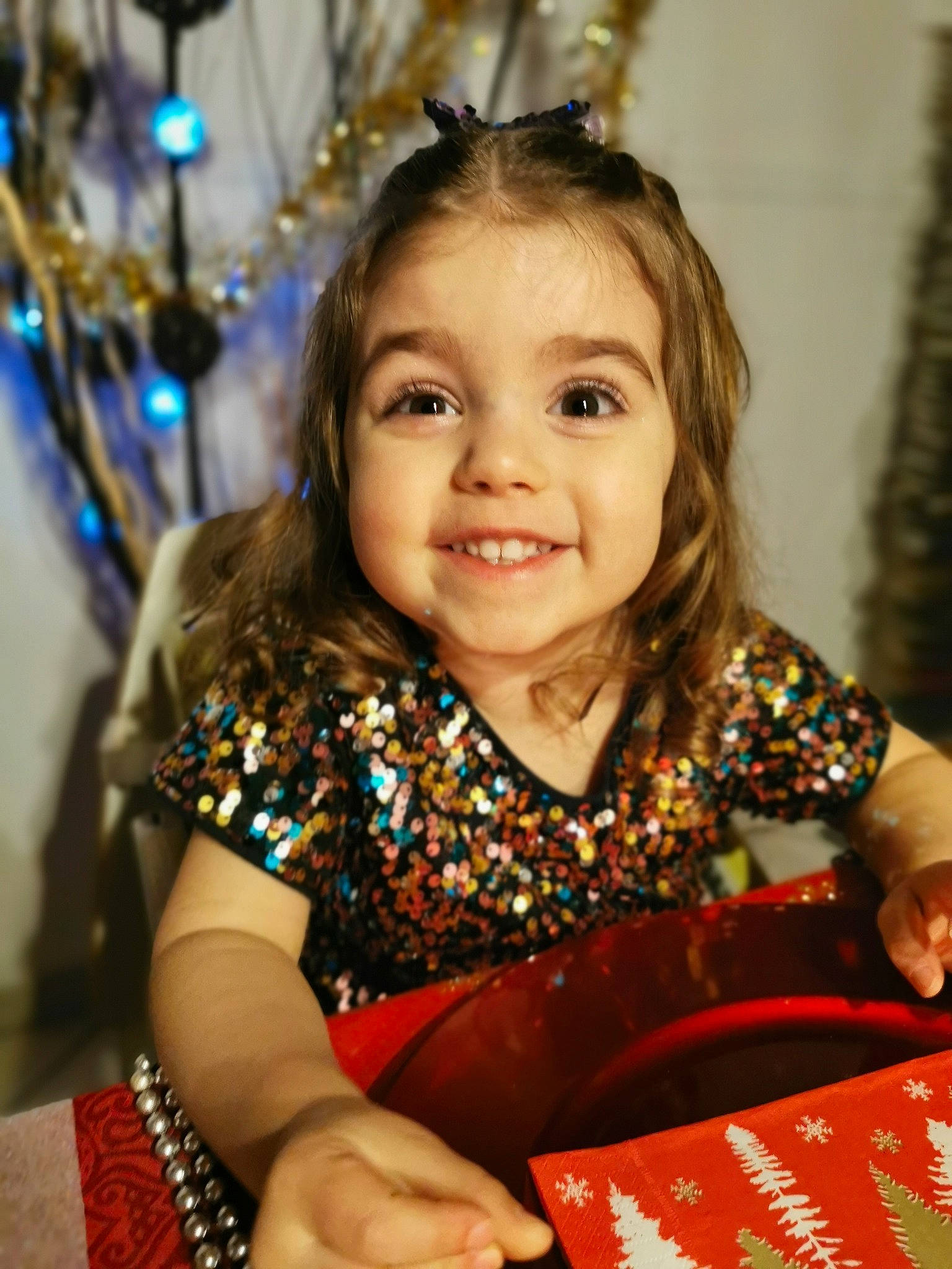 Chiara a rejoint le concours — aidez-le/la à gagner de superbes lots ! baby_toddler_clothing, bracelet, brown_hair, child, child_model, eye, hair_accessory, hand, happy, iris, joy, mouth, nail, nose, person, portrait_photography, sitting, toddler