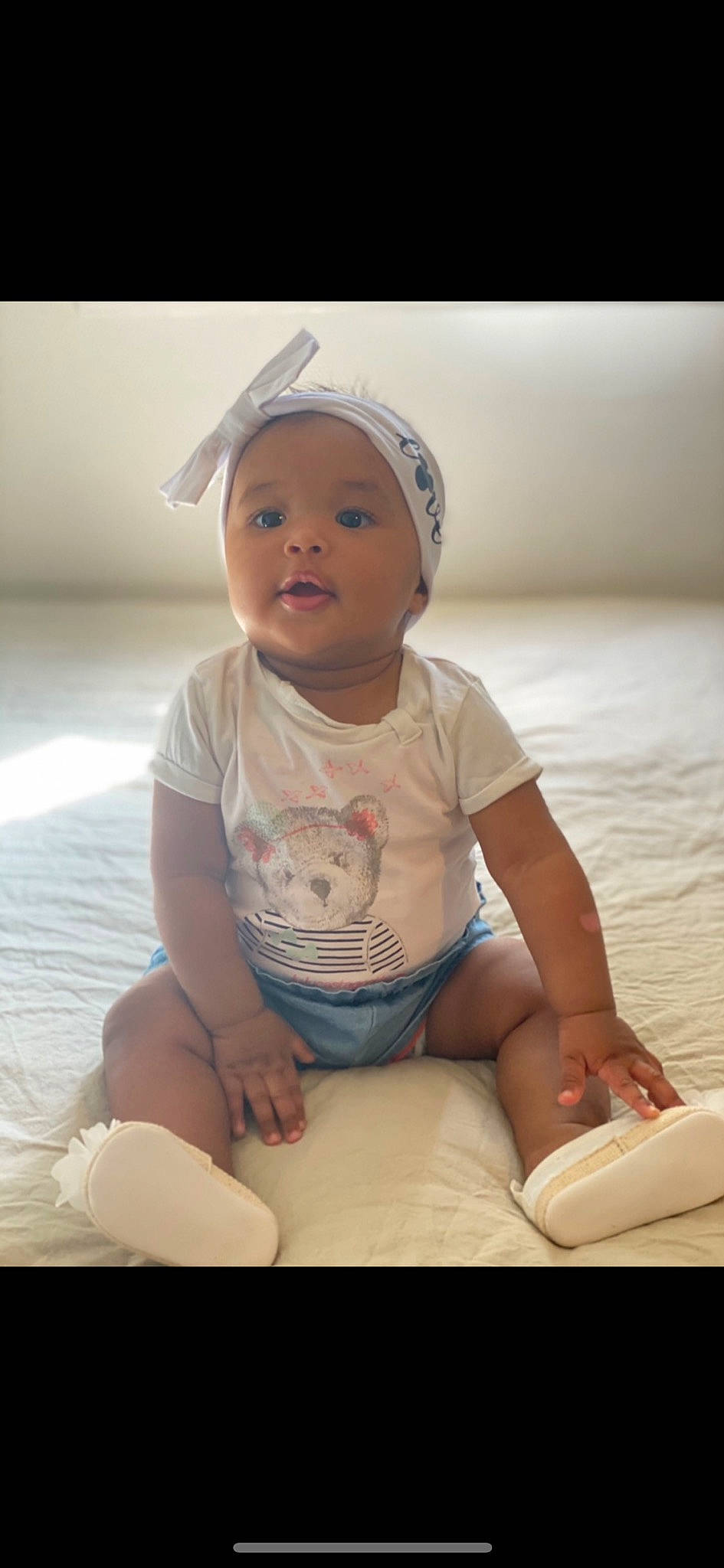 Lilya a rejoint le concours — aidez-le/la à gagner de superbes lots ! baby, baby_toddler_clothing, barefoot, cheek, child, comfort, elbow, flash_photography, flooring, foot, fun, happy, headwear, human_leg, knee, person, sitting, skin, sleeve, smile