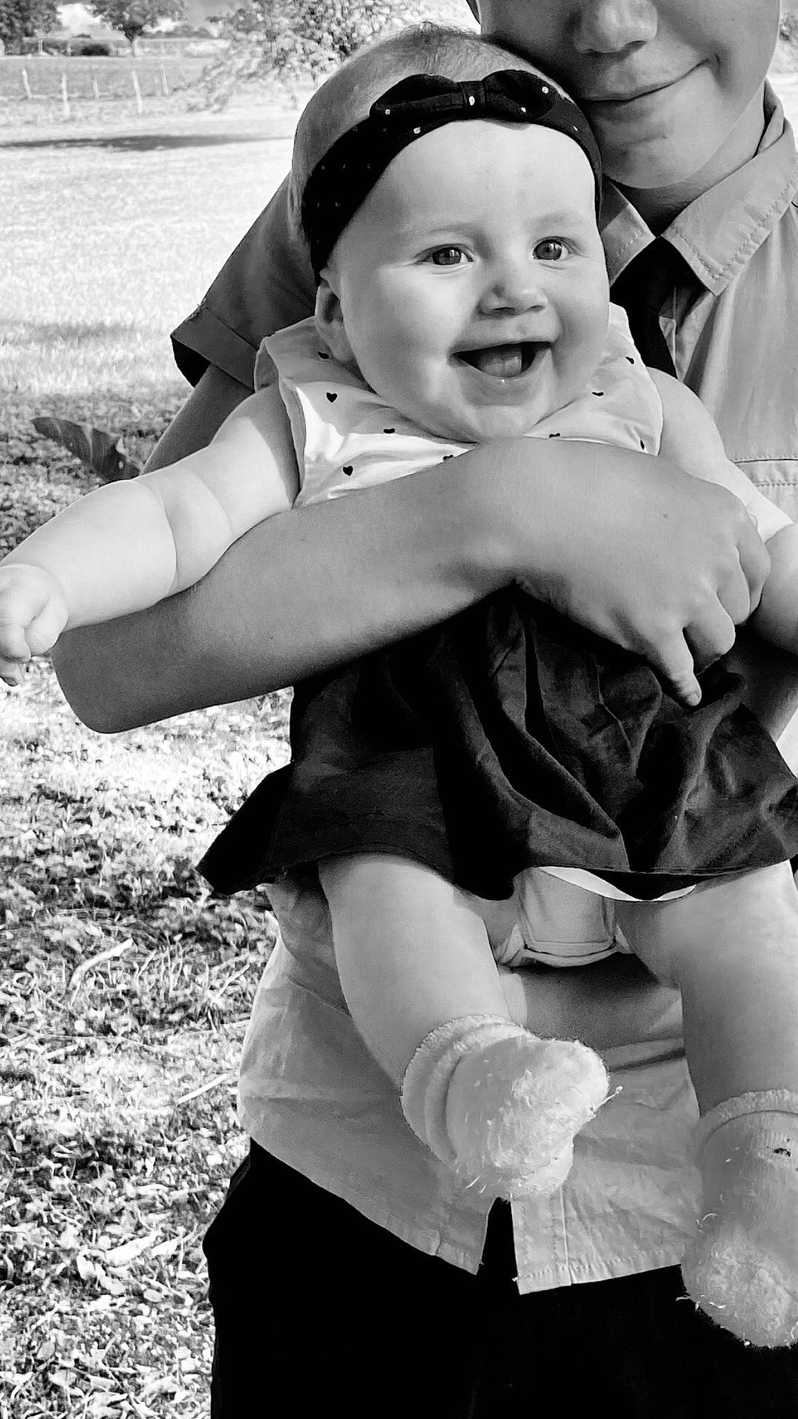 Lou participe au concours pour gagner de l'argent avec cette photo : baby, black, black_and_white, cap, cool, eye, face, flash_photography, gesture, happy, head, iris, joy, people_in_nature, person, photograph, skin, smile, standing, style