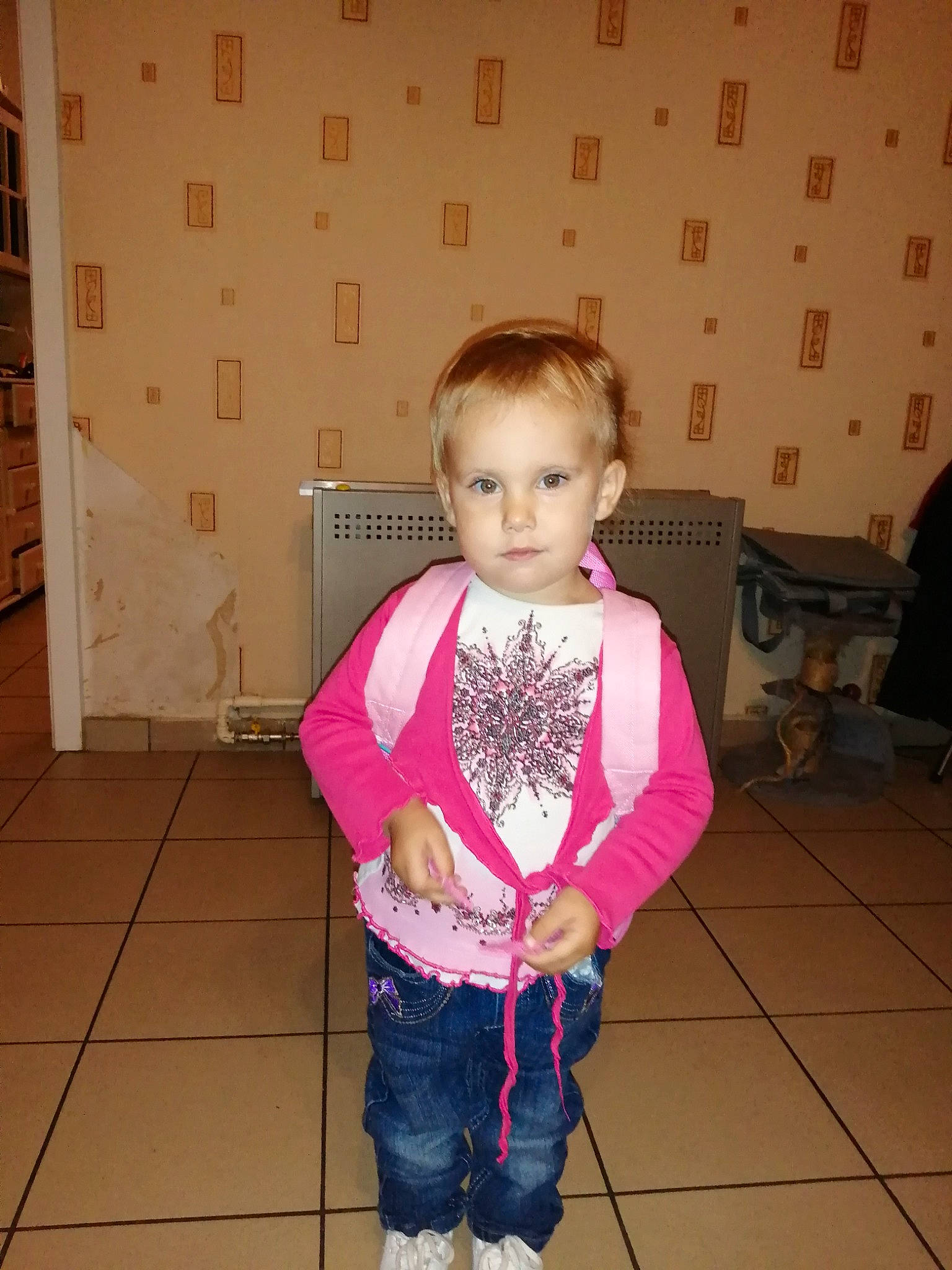 Laurie a rejoint le concours — aidez-le/la à gagner de superbes lots ! arm, baby_toddler_clothing, beauty, child, fawn, floor, flooring, hair, hardwood, joint, leg, magenta, pattern, person, pink, skin, sleeve, standing, toddler, trunk