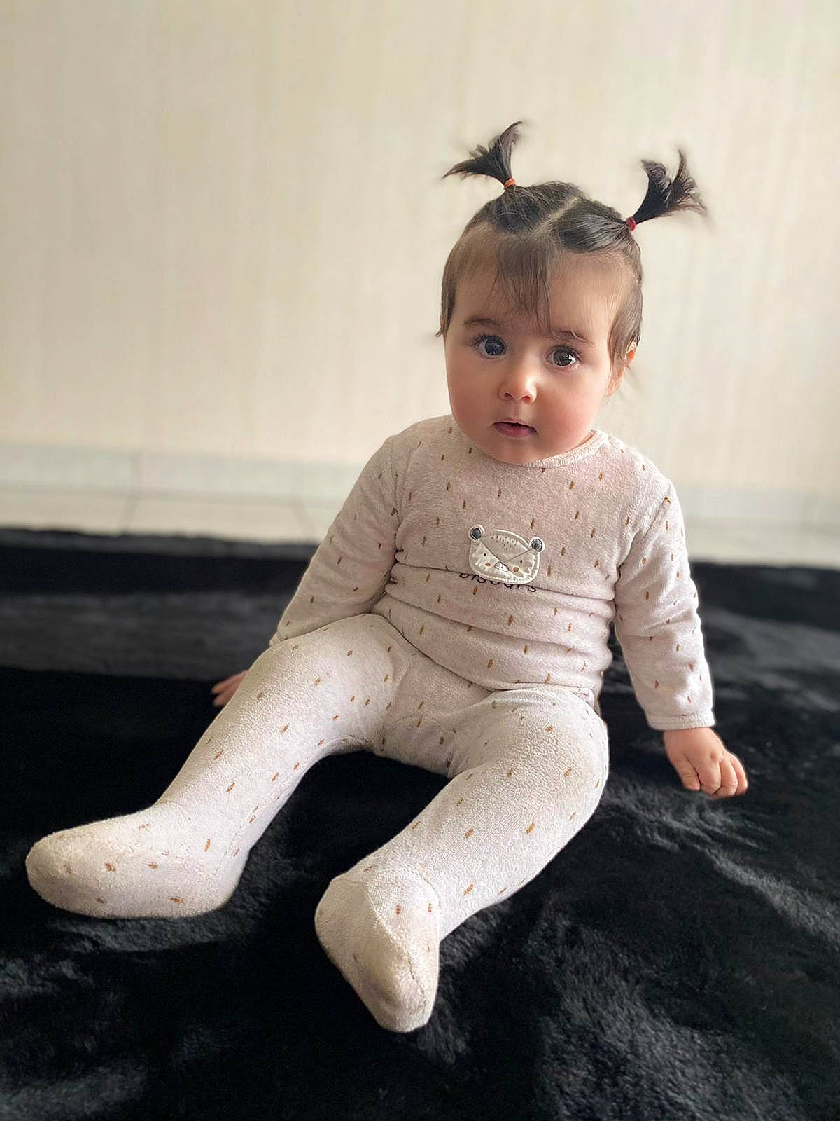 Amina a rejoint le concours — aidez-le/la à gagner de superbes lots ! ankle, baby, baby_toddler_clothing, barefoot, child_model, foot, long_sleeved_t_shirt, mouth, nose, person, surprise, toe