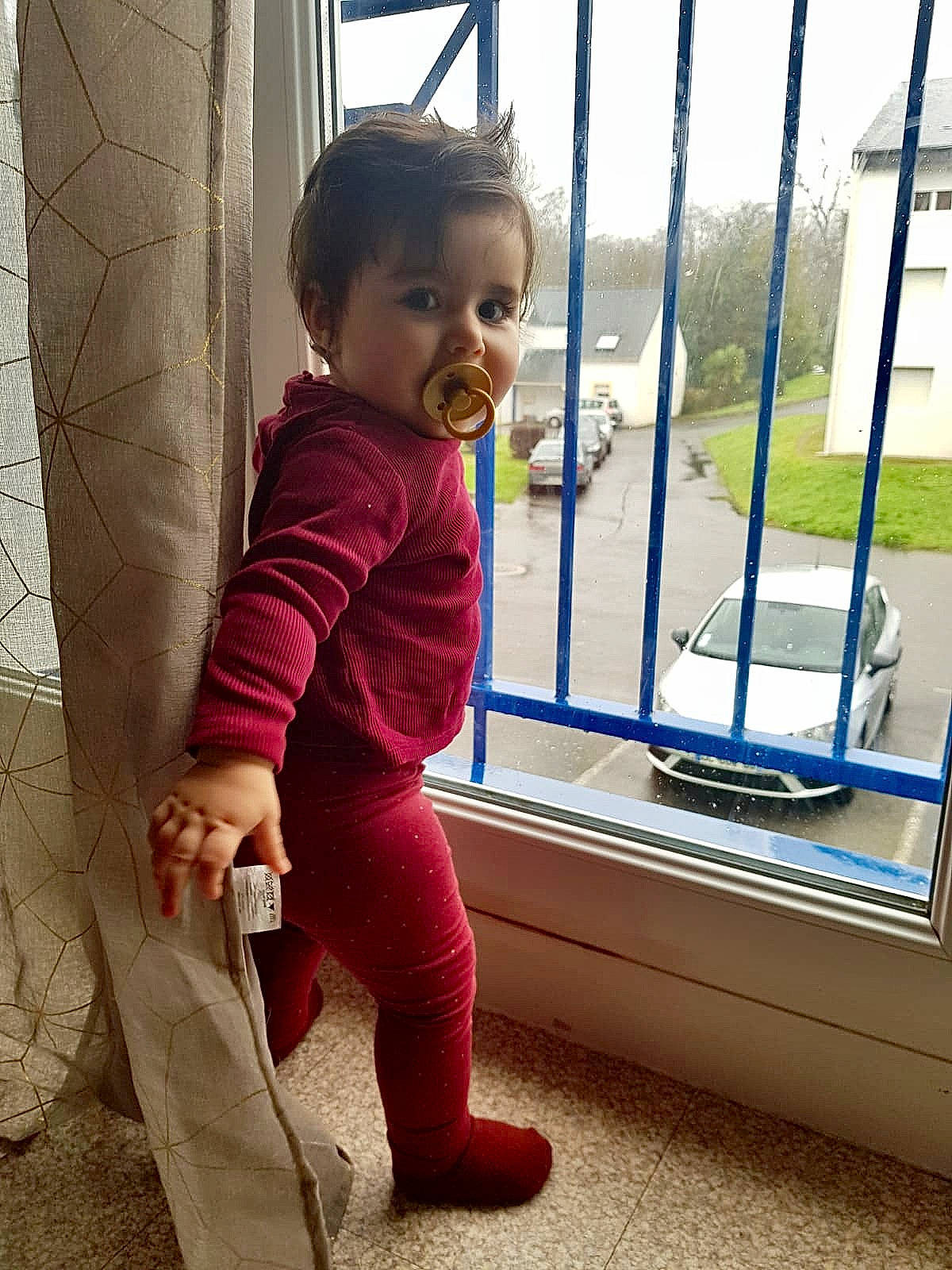 Amina a rejoint le concours — aidez-le/la à gagner de superbes lots ! baby, baby_toddler_clothing, daylighting, person, toddler, transparent_material, window_treatment