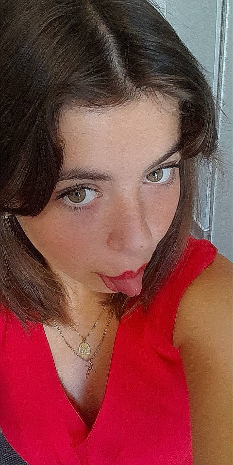 Louise participe au concours pour gagner de l'argent avec cette photo : cheek, chin, clothing, ear, eye, eyelash, flash_photography, forehead, gesture, iris, jaw, layered_hair, lip, lipstick, mouth, neck, nose, organ, person, shoulder