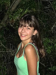 Louise a rejoint le concours — aidez-le/la à gagner de superbes lots ! bangs, black_hair, brown_hair, face, fawn, flash_photography, forest, grass, happy, head, joy, jungle, layered_hair, people_in_nature, person, plant, smile, t_shirt, terrestrial_plant, trunk