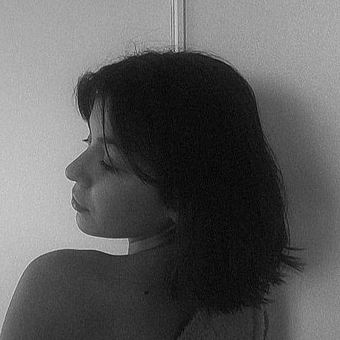 Louise a rejoint le concours — aidez-le/la à gagner de superbes lots ! black_and_white, black_hair, darkness, ear, elbow, eyelash, fashion_accessory, flash_photography, gesture, jaw, layered_hair, lip, monochrome, monochrome_photography, neck, nose, person, step_cutting, style, throat