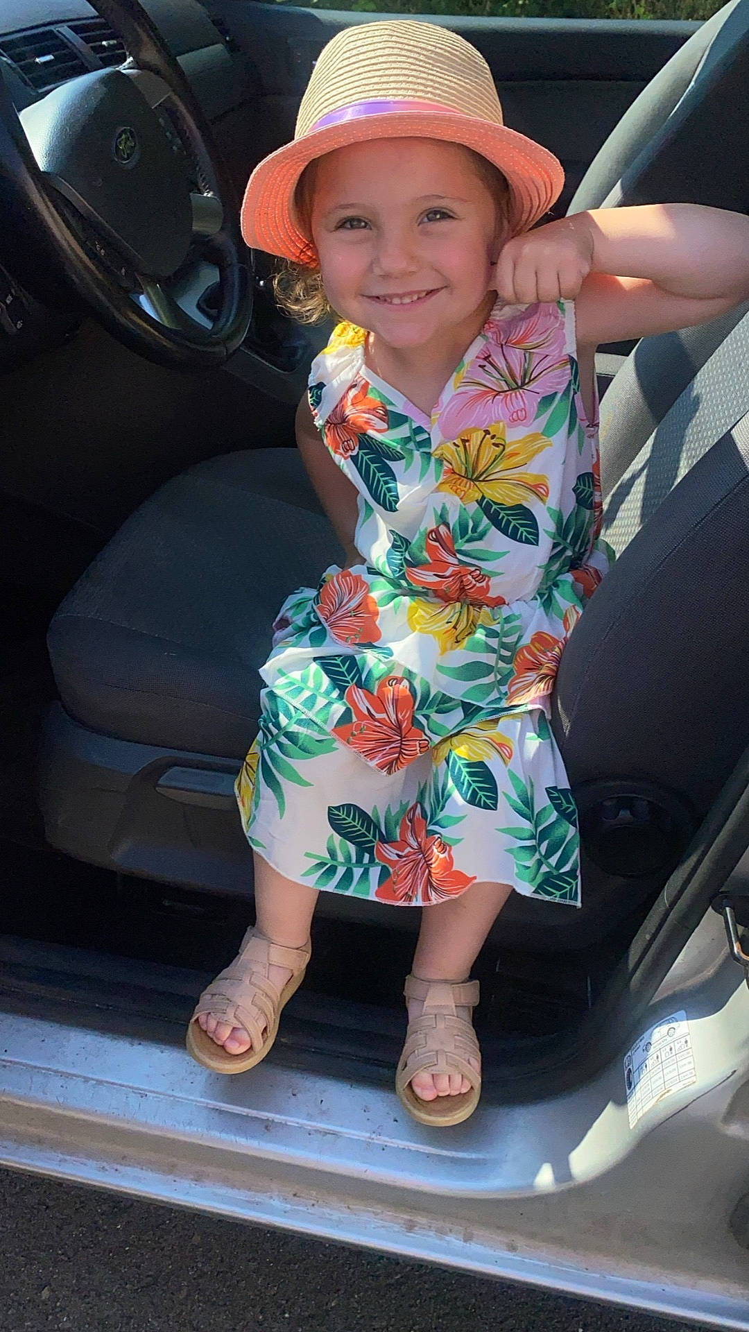 Khélya a rejoint le concours — aidez-le/la à gagner de superbes lots ! alloywheel, car, carwheel, child, clothing, dress, face, female, footwear, girl, hat, head, machine, person, photography, portrait, sandal, shoe, spoke, tire