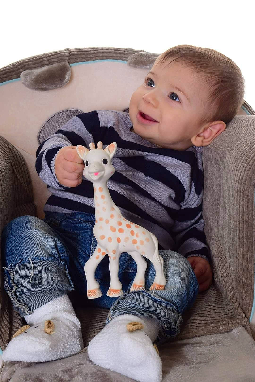 Timothé a rejoint le concours — aidez-le/la à gagner de superbes lots ! baby, child, fawn, giraffe, giraffidae, person, play, sitting, toddler