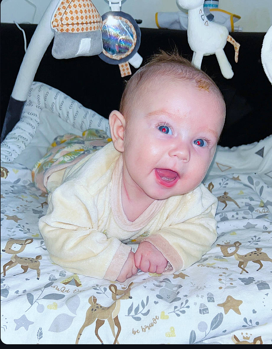 Léna a rejoint le concours — aidez-le/la à gagner de superbes lots ! baby, baby_products, baby_toddler_clothing, chair, cheek, child, comfort, fun, happy, linens, mammal, organ, person, product, room, sitting, sleeve, stuffed_toy, toddler, toy