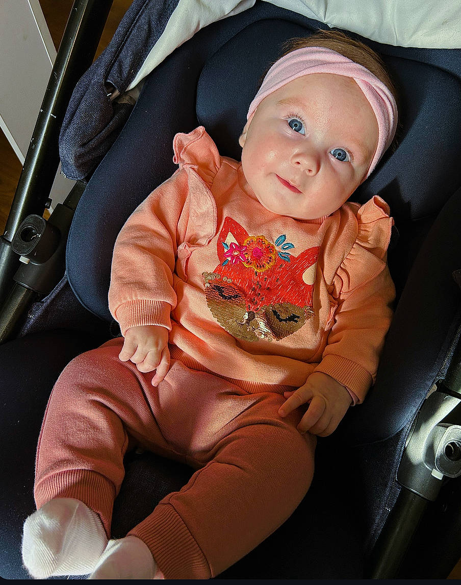 Léna participe au concours pour gagner de l'argent avec cette photo : auto_part, baby, baby_carriage, baby_in_car_seat, baby_products, baby_safety, baby_toddler_clothing, car_seat, car_seat_cover, chair, cheek, child, comfort, headwear, lap, person, seat_belt, smile, steering_part, steering_wheel