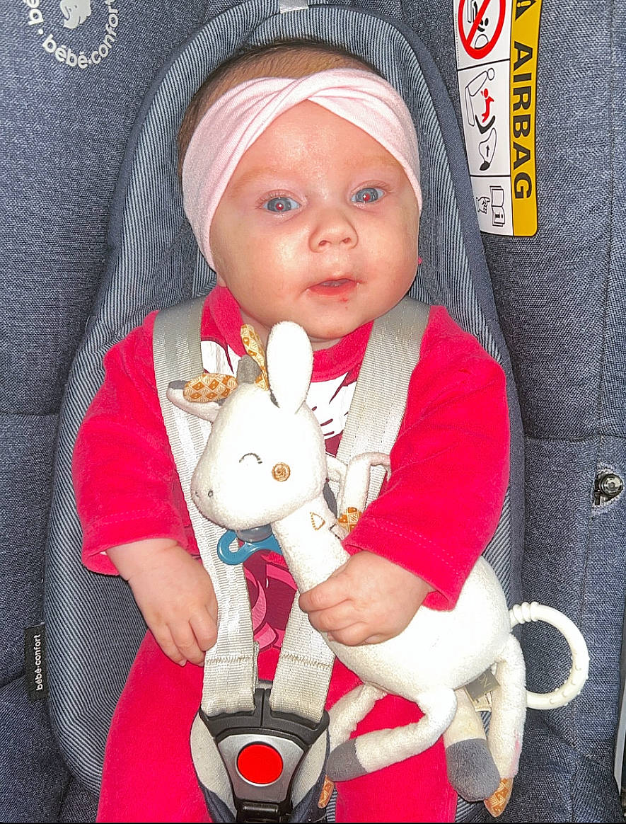 Léna a rejoint le concours — aidez-le/la à gagner de superbes lots ! baby, baby_products, baby_toddler_clothing, cap, carmine, child, doll, fictional_character, headwear, knit_cap, lap, mammal, pattern, person, pink, plush, sleeve, stuffed_toy, textile, toddler