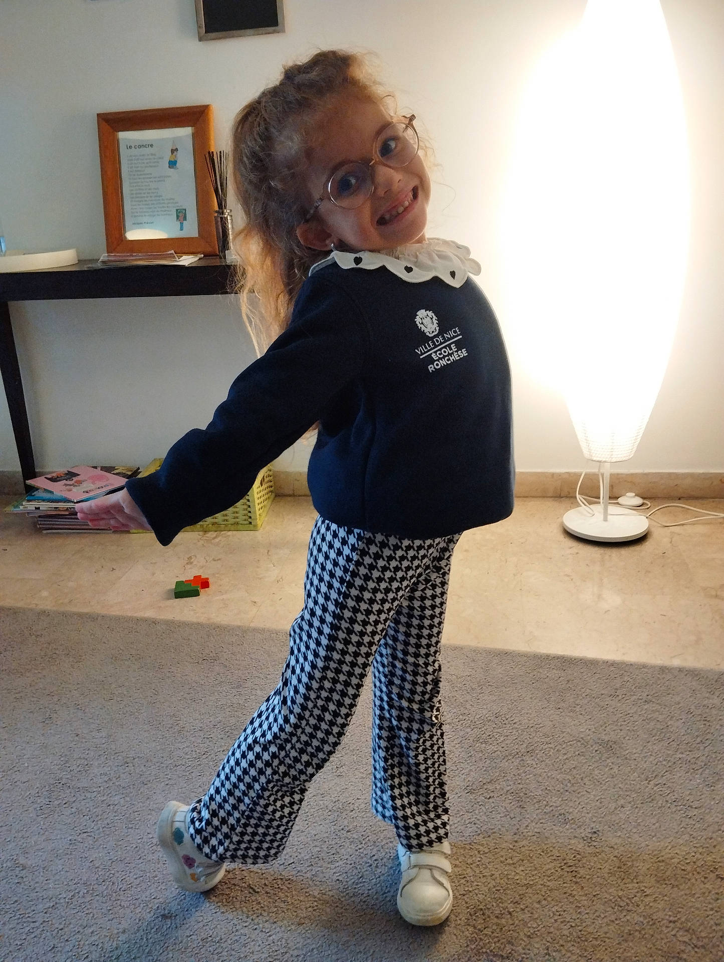 Aurora participe au concours pour gagner de l'argent avec cette photo : accessories, child, clothing, face, female, footwear, girl, glasses, head, knitwear, lamp, lighting, longsleeve, pajamas, pants, person, photography, portrait, shoe, sleeve