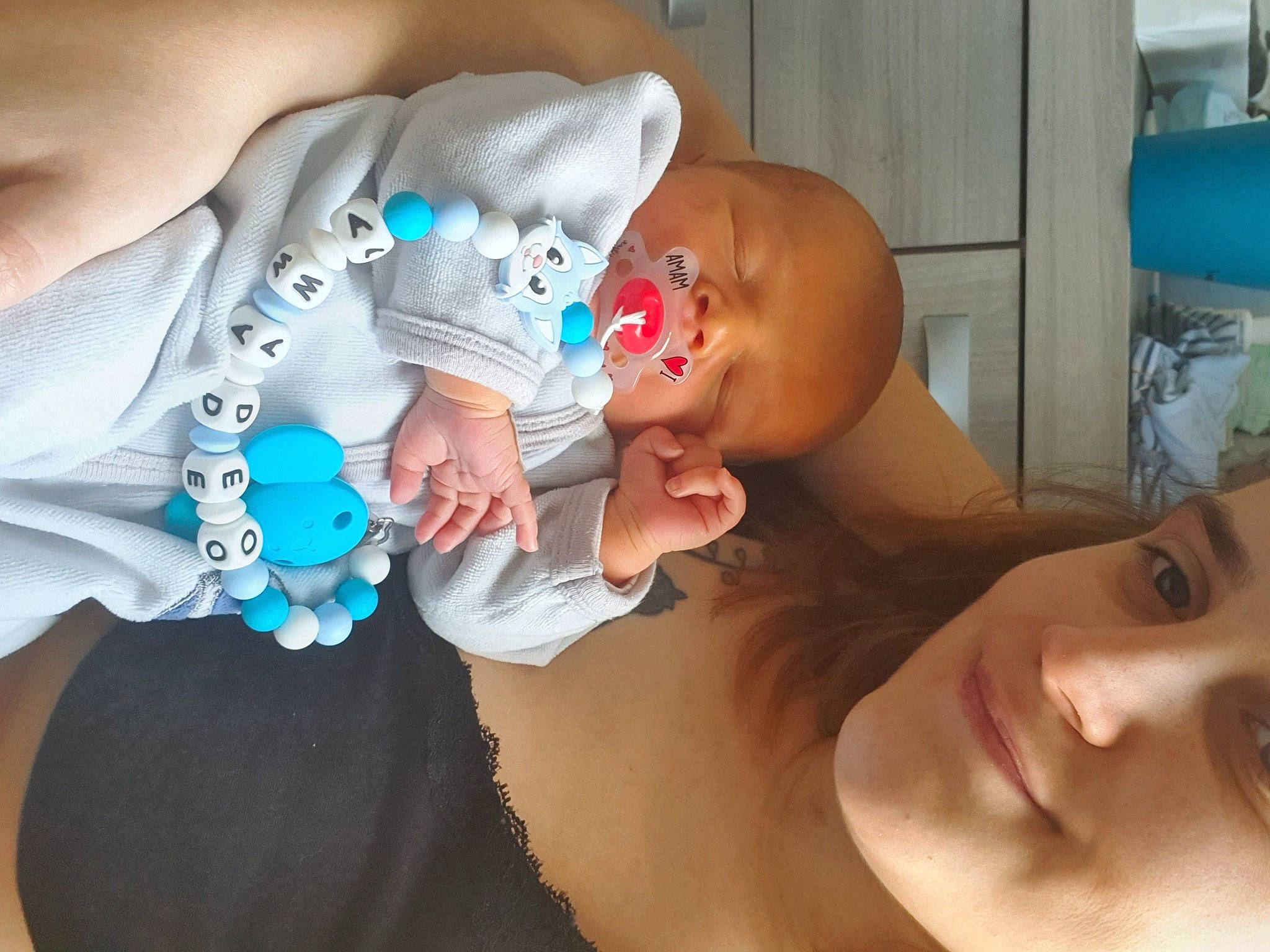 Amadeo a rejoint le concours — aidez-le/la à gagner de superbes lots ! abdomen, arm, baby, baby_toddler_clothing, cheek, comfort, eye, eyelash, face, finger, gesture, happy, human_body, iris, joint, mouth, nose, person, skin, smile