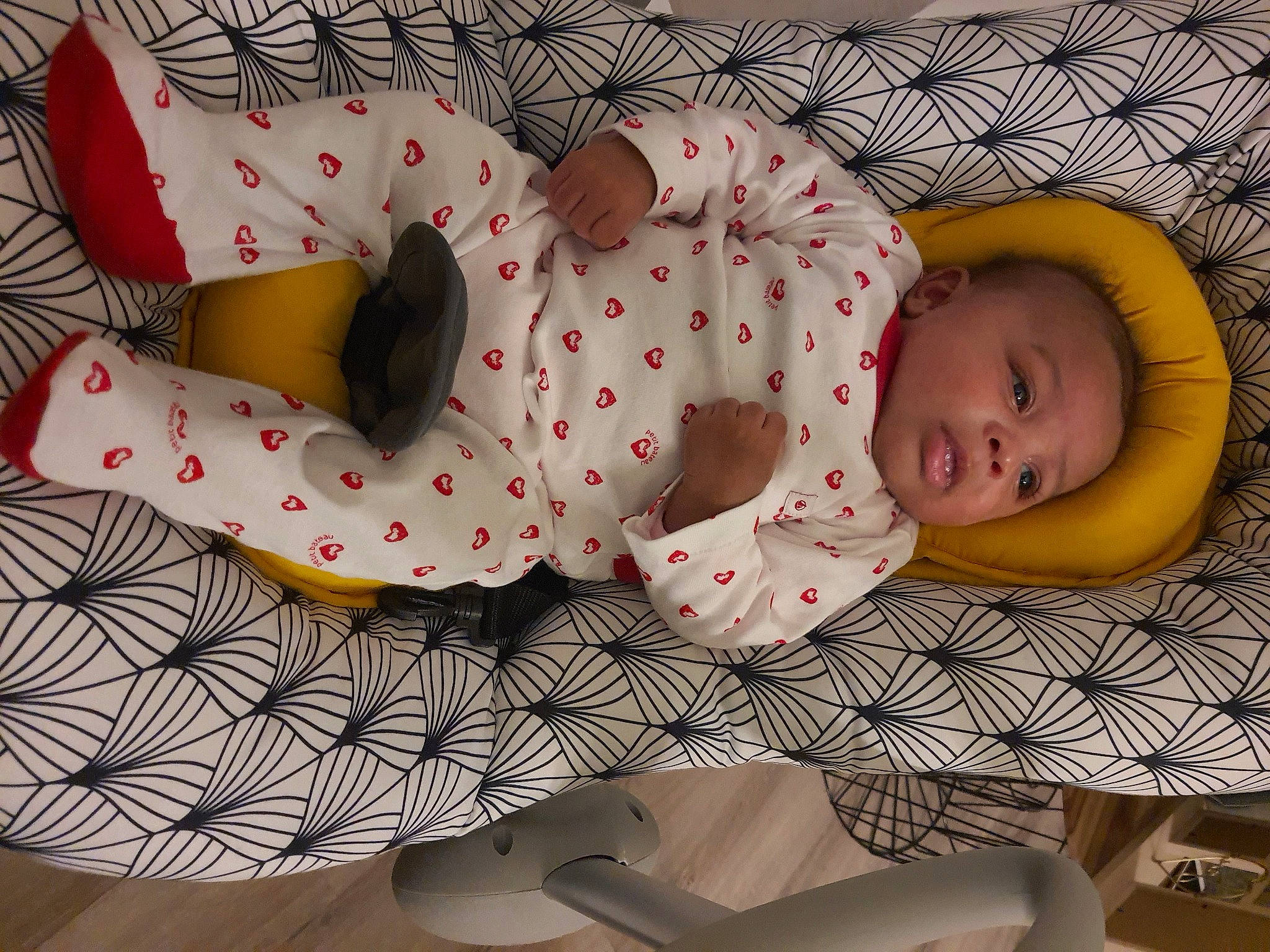 Délya a rejoint le concours — aidez-le/la à gagner de superbes lots ! baby, baby_products, baby_safety, baby_sleeping, baby_toddler_clothing, bed, bedding, carmine, child, comfort, infant_bodysuit, linens, nap, pattern, person, polka_dot, room, sleeve, textile, toddler