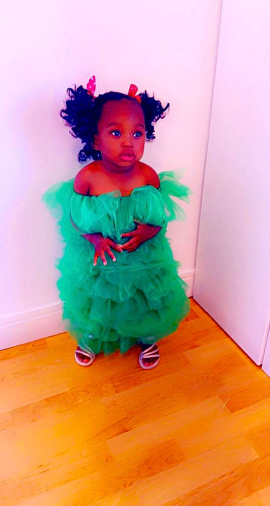 Amanda a rejoint le concours — aidez-le/la à gagner de superbes lots ! aqua, baby_toddler_clothing, day_dress, dress, electric_blue, fashion_design, flooring, happy, hardwood, hat, head, headgear, headpiece, magenta, one_piece_garment, party_supply, person, pink, sleeve, surprise