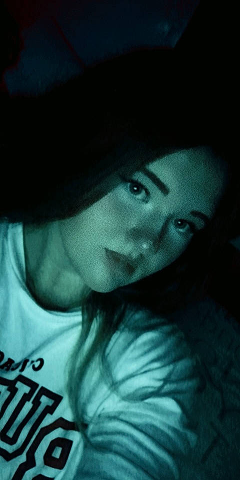 Lilou participe au concours pour gagner de l'argent avec cette photo : black_hair, chin, cool, darkness, elbow, electric_blue, eyebrow, eyelash, flash_photography, gesture, hat, jaw, lip, monochrome, monochrome_photography, mouth, neck, person, sleeve, t_shirt