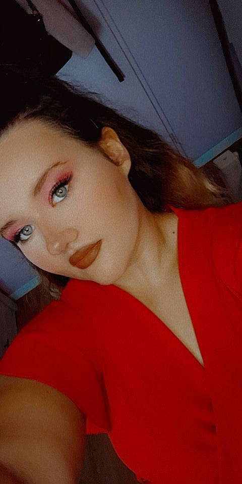 Lilou participe au concours pour gagner de l'argent avec cette photo : bangs, black_hair, blond, cheek, chest, cool, doll, eyebrow, eyelash, flash_photography, forehead, jaw, lip, lipstick, long_hair, makeover, mouth, neck, nose, person