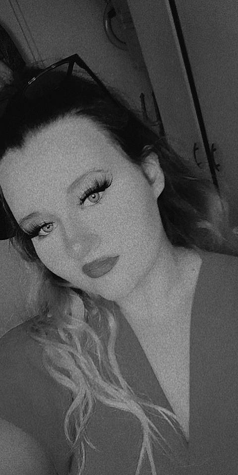 Lilou participe au concours pour gagner de l'argent avec cette photo : black_and_white, black_hair, chin, eye, eyebrow, eyelash, flash_photography, forehead, gesture, head, iris, jaw, lip, long_hair, mouth, neck, nose, person, shoulder, style