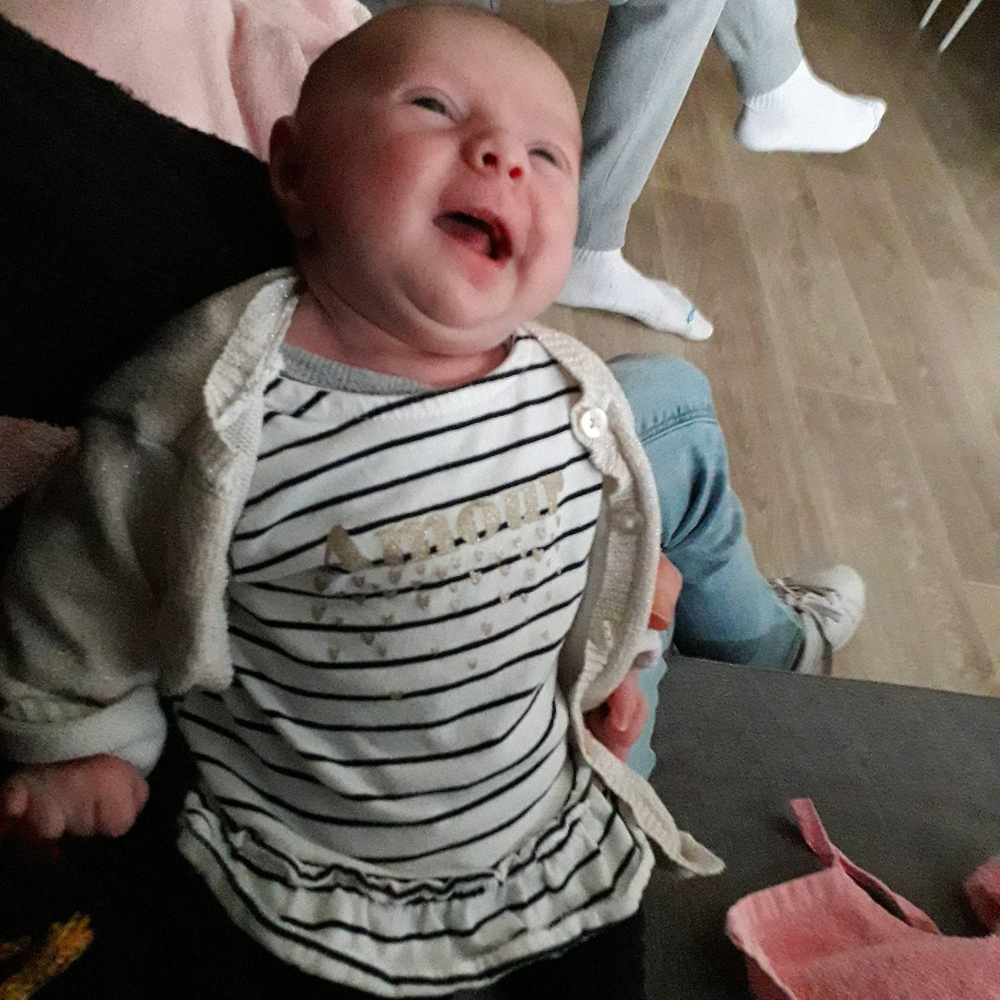 Kaëlys a rejoint le concours — aidez-le/la à gagner de superbes lots ! arm, baby, cheek, child, facial_expression, finger, gesture, hand, head, laugh, mouth, neck, person, sleeve, smile, toddler