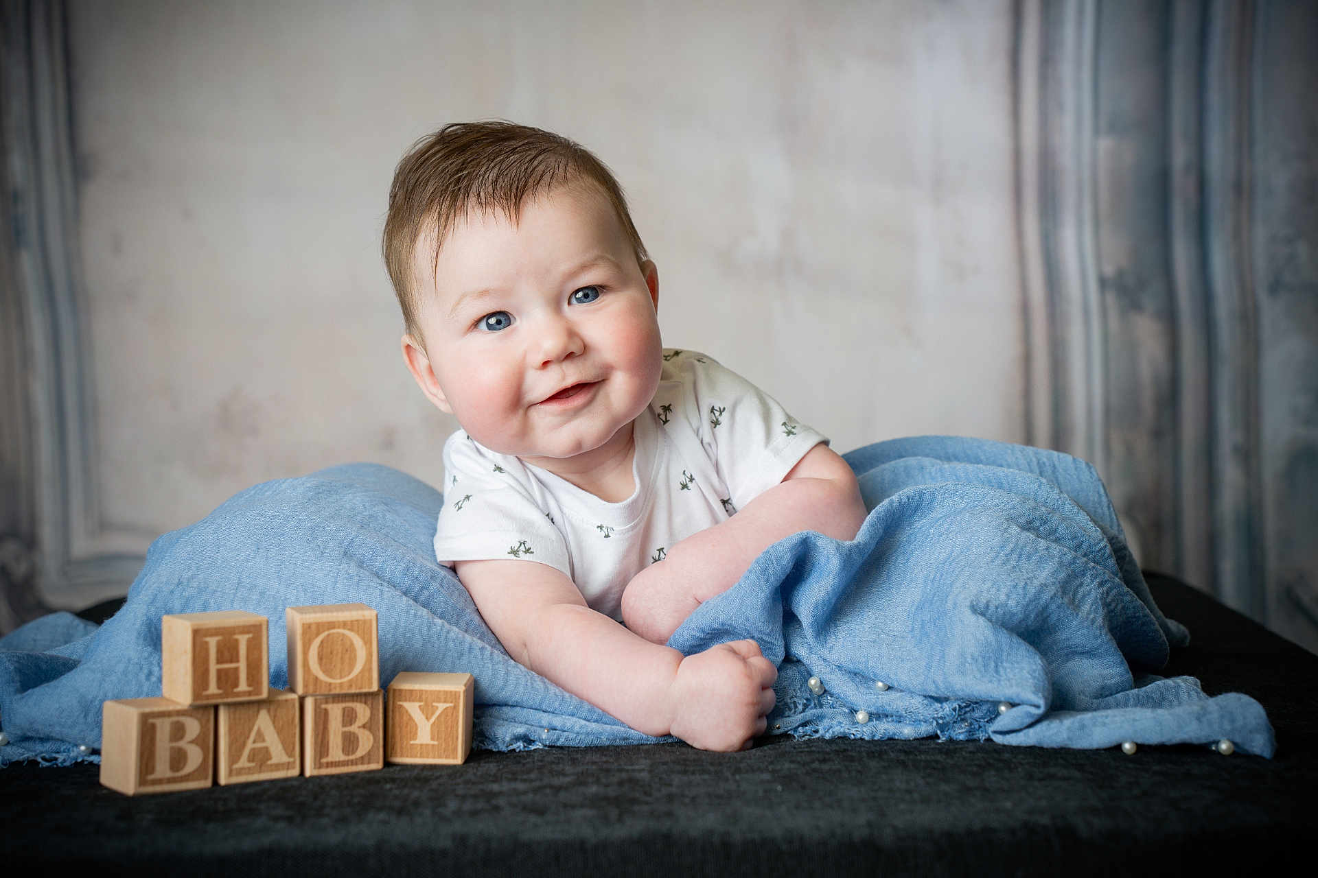 Lyam participe au concours pour gagner de l'argent avec cette photo : baby, infant, blue_blanket, wooden_blocks, smiling, face, white_shirt, cute, portrait, lying_down, soft_texture, indoors, child, happy, blue_eyes, skin, cheeks, blanket, toddler, closeup