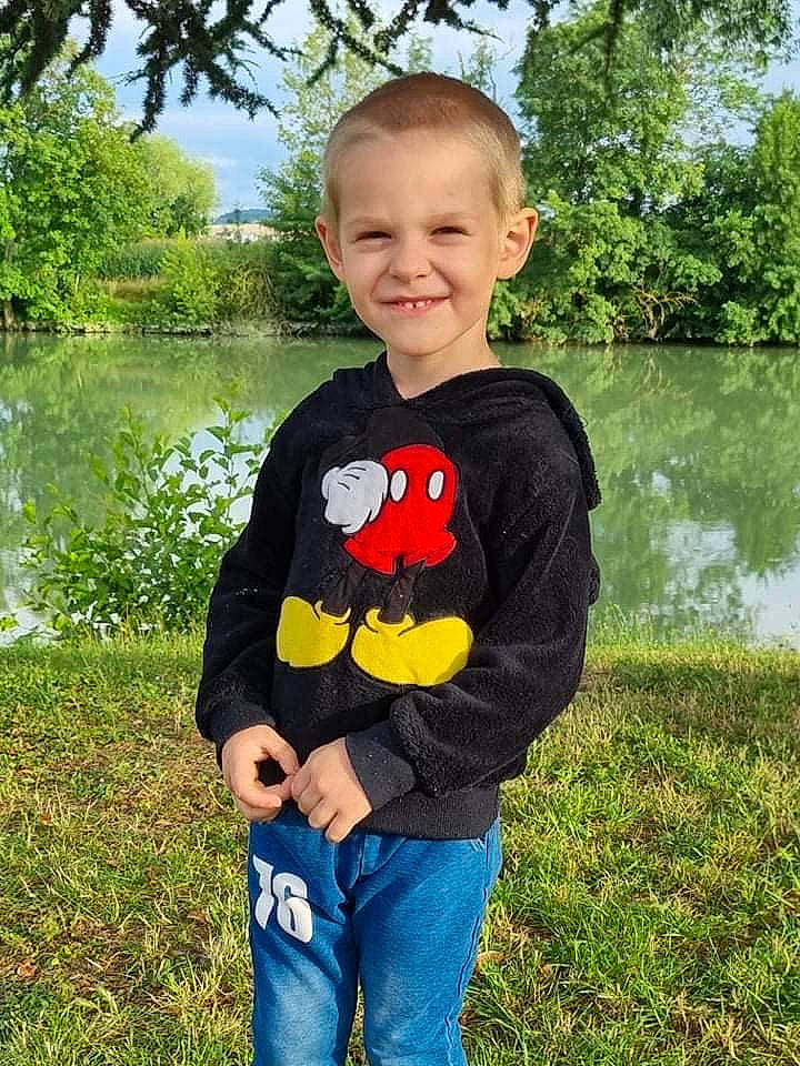 Kenzo a rejoint le concours — aidez-le/la à gagner de superbes lots ! baby_toddler_clothing, botany, child, cool, fruit, fun, grass, happy, jeans, joy, lake, outerwear, people_in_nature, person, plant, sky, sleeve, smile, t_shirt, toddler