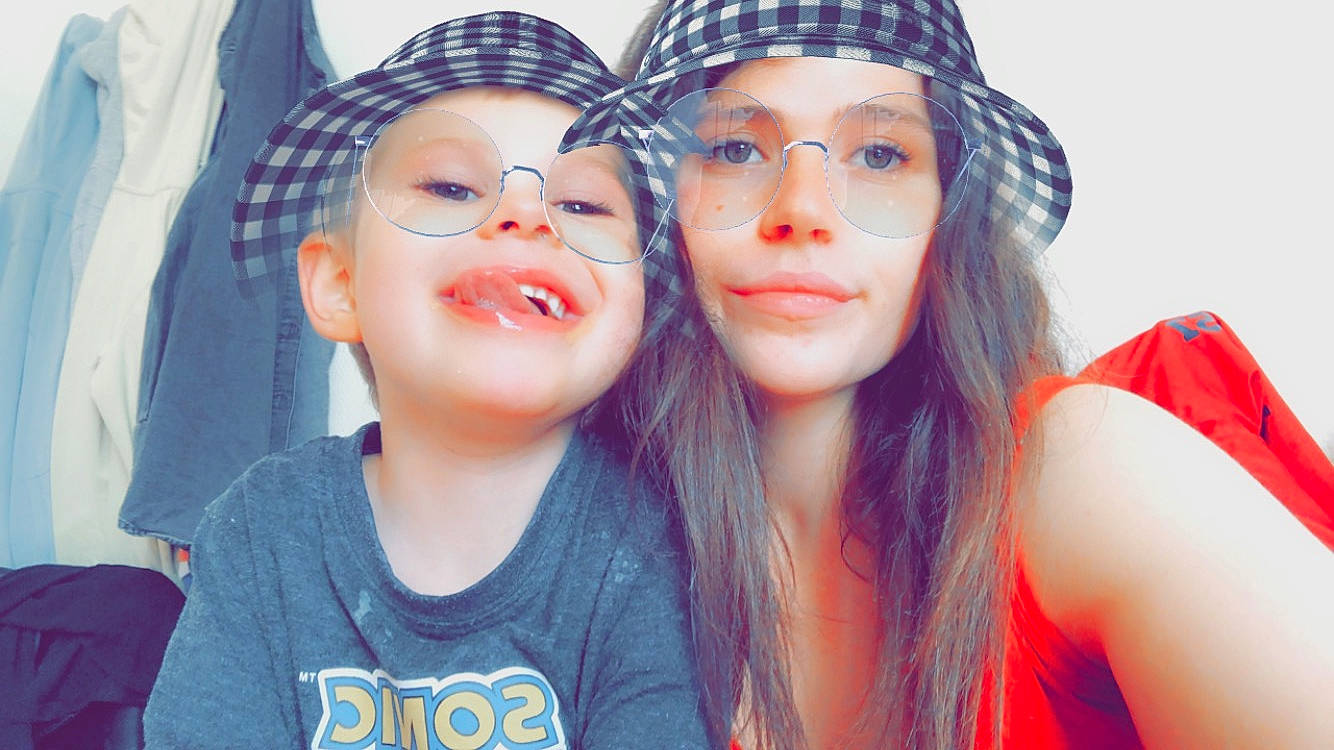 Kenzo participe au concours pour gagner de l'argent avec cette photo : azure, cap, clothing, cool, eyebrow, eyelash, eyewear, facial_expression, fun, gesture, happy, hat, headgear, lip, organ, person, skin, summer, sun_hat, t_shirt
