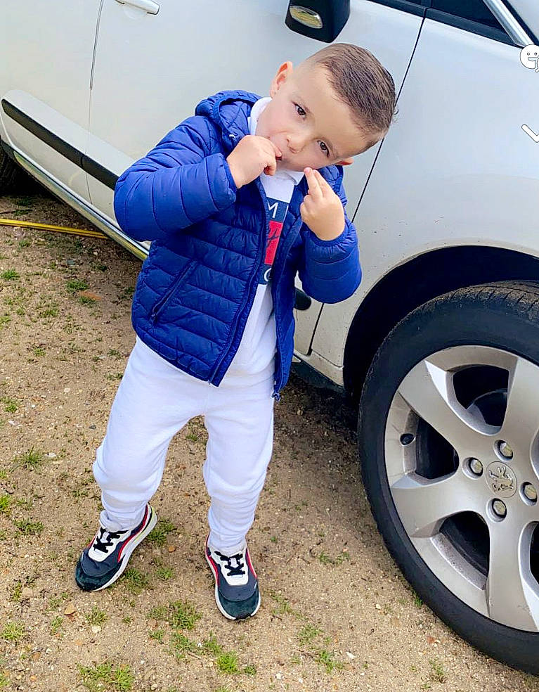 Logan participe au concours pour gagner de l'argent avec cette photo : alloy_wheel, automotive_design, automotive_exterior, automotive_lighting, automotive_tire, bumper, car, fender, hood, hubcap, land_vehicle, motor_vehicle, person, shoe, sneakers, tire, tread, vehicle, vehicle_door, wheel