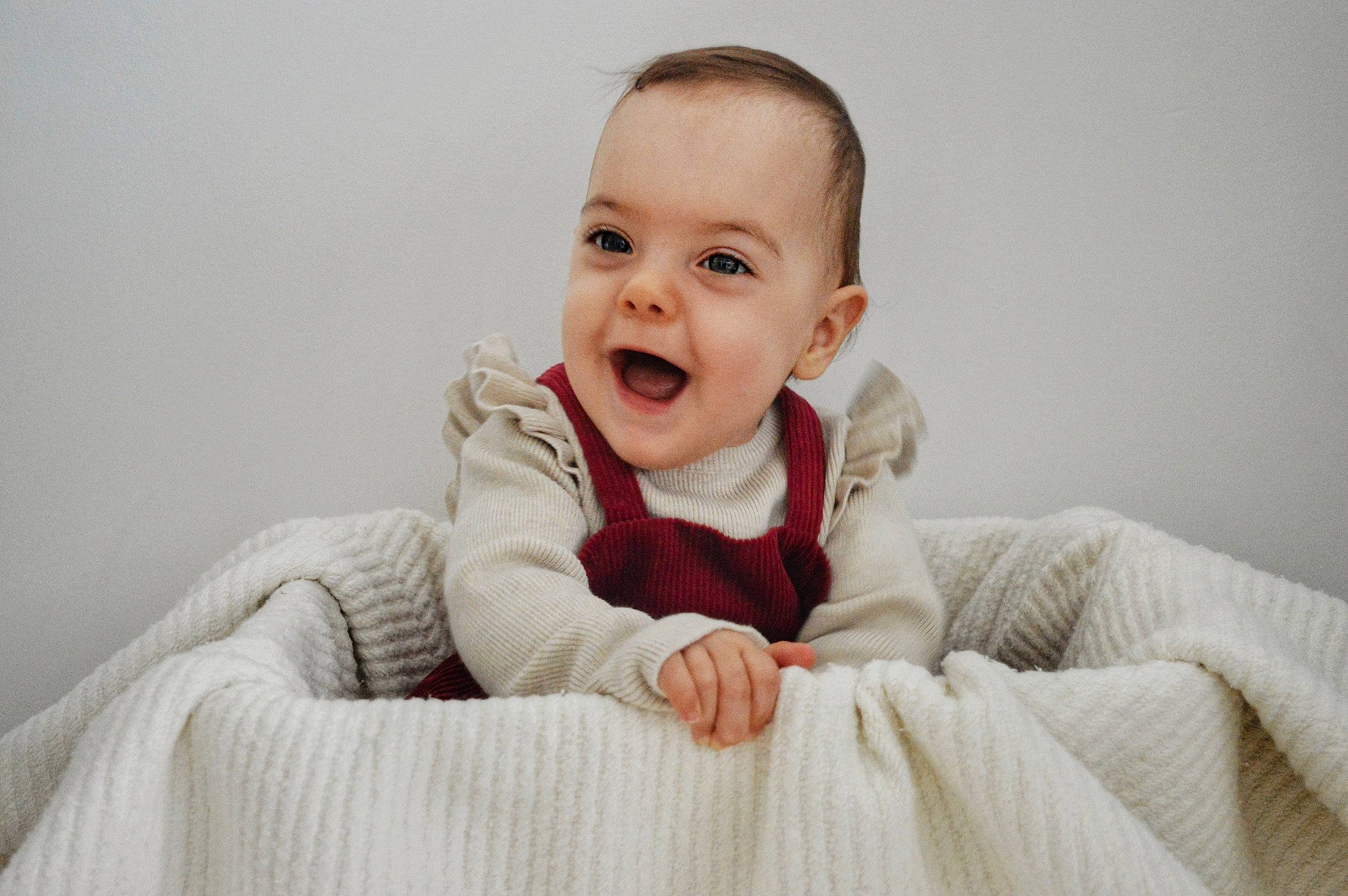 Léa participe au concours pour gagner de l'argent avec cette photo : baby, baby_toddler_clothing, cheek, child, collar, comfort, event, eye, eyebrow, flash_photography, fur, gesture, happy, head, laugh, person, sitting, skin, sleeve, smile