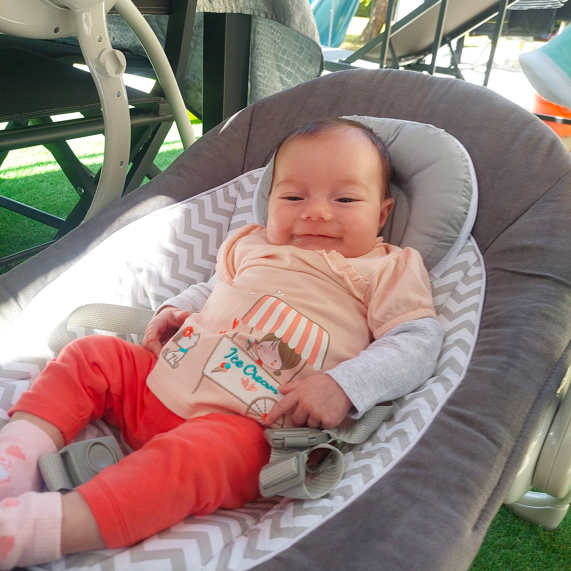 Clémence a rejoint le concours — aidez-le/la à gagner de superbes lots ! auto_part, baby, baby_carriage, baby_products, baby_toddler_clothing, chair, child, comfort, fun, grass, green, lap, leisure, mammal, person, product, recreation, sitting, skin, smile