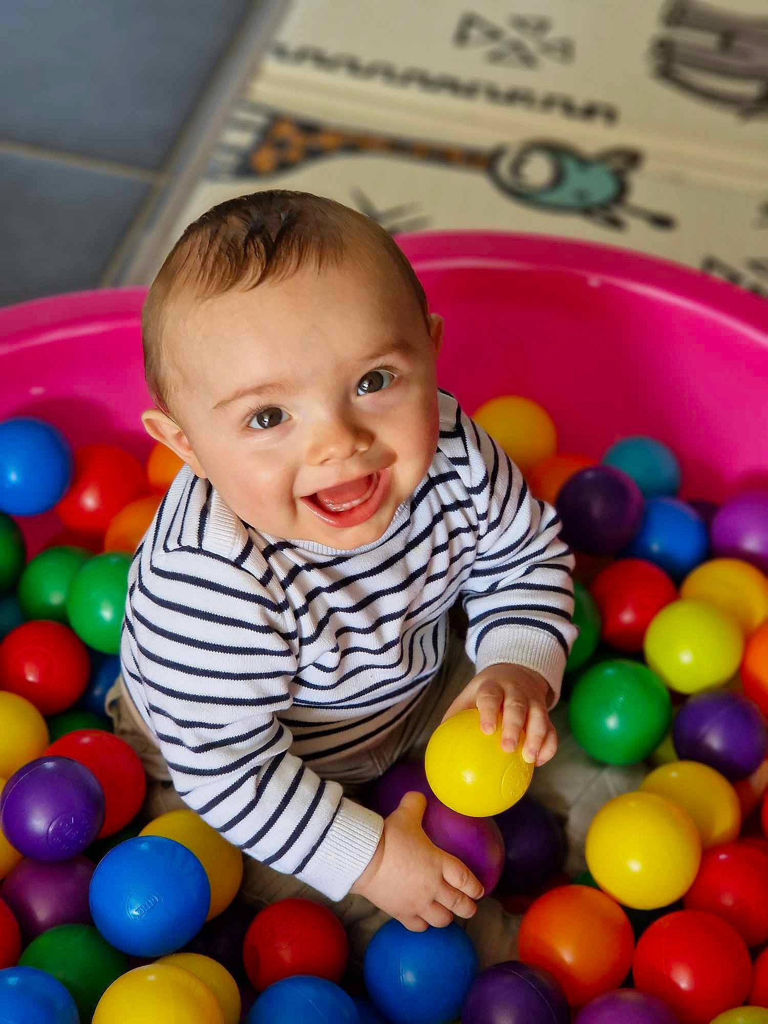 Ayden a rejoint le concours — aidez-le/la à gagner de superbes lots ! baby_playing_with_toys, ball, ball_pit, beauty, child, fun, happy, joy, leisure, people, person, photograph, play, playground, playing_sports, recreation, smile, snapshot, sports_toy, toddler