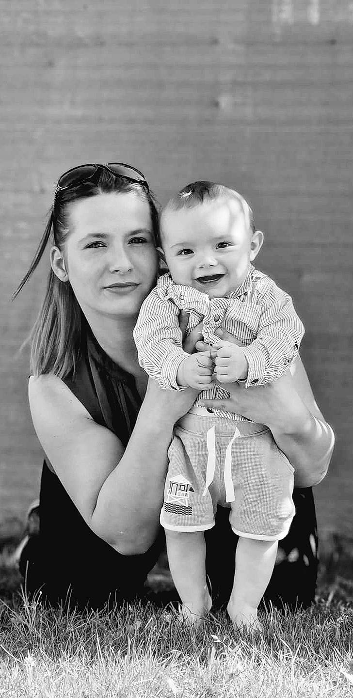 Ayden participe au concours pour gagner de l'argent avec cette photo : baby, black, black_and_white, eye, face, flash_photography, gesture, goggles, grass, happy, iris, joy, monochrome, people_in_nature, person, photograph, skin, smile, style, sunglasses