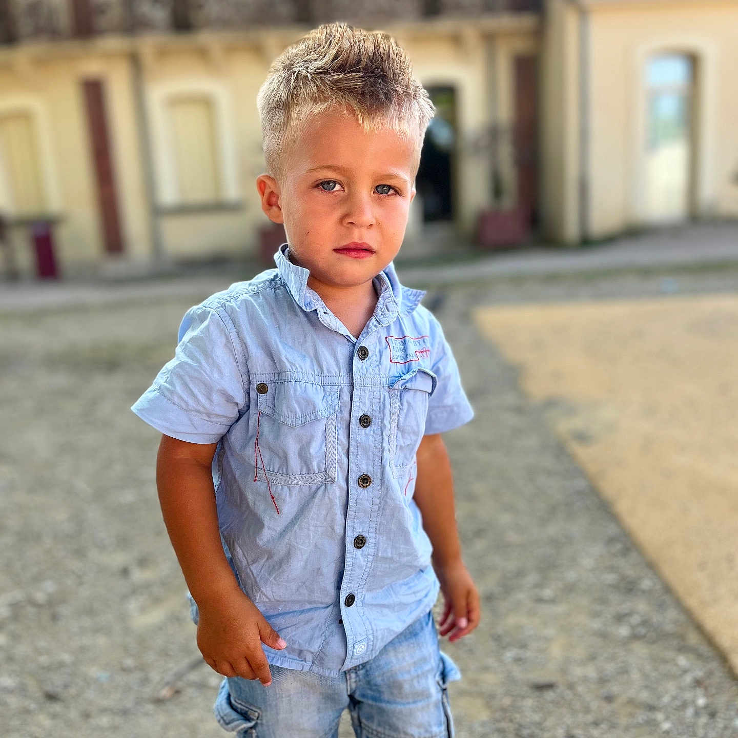 Nino participe au concours pour gagner de l'argent avec cette photo : blonde, boy, child, city, clothing, face, hair, happy, head, jeans, male, pants, person, photography, portrait, road, shirt, shorts, sleeve, smile