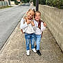 Giulia a rejoint le concours — aidez-le/la à gagner de superbes lots ! children, kids, backpacks, sidewalk, street, smiling, funny_face, casual_clothing, jeans, sneakers, outdoor, daylight, suburban, wall, greenery, happy, two_people, friends, posing, photography
