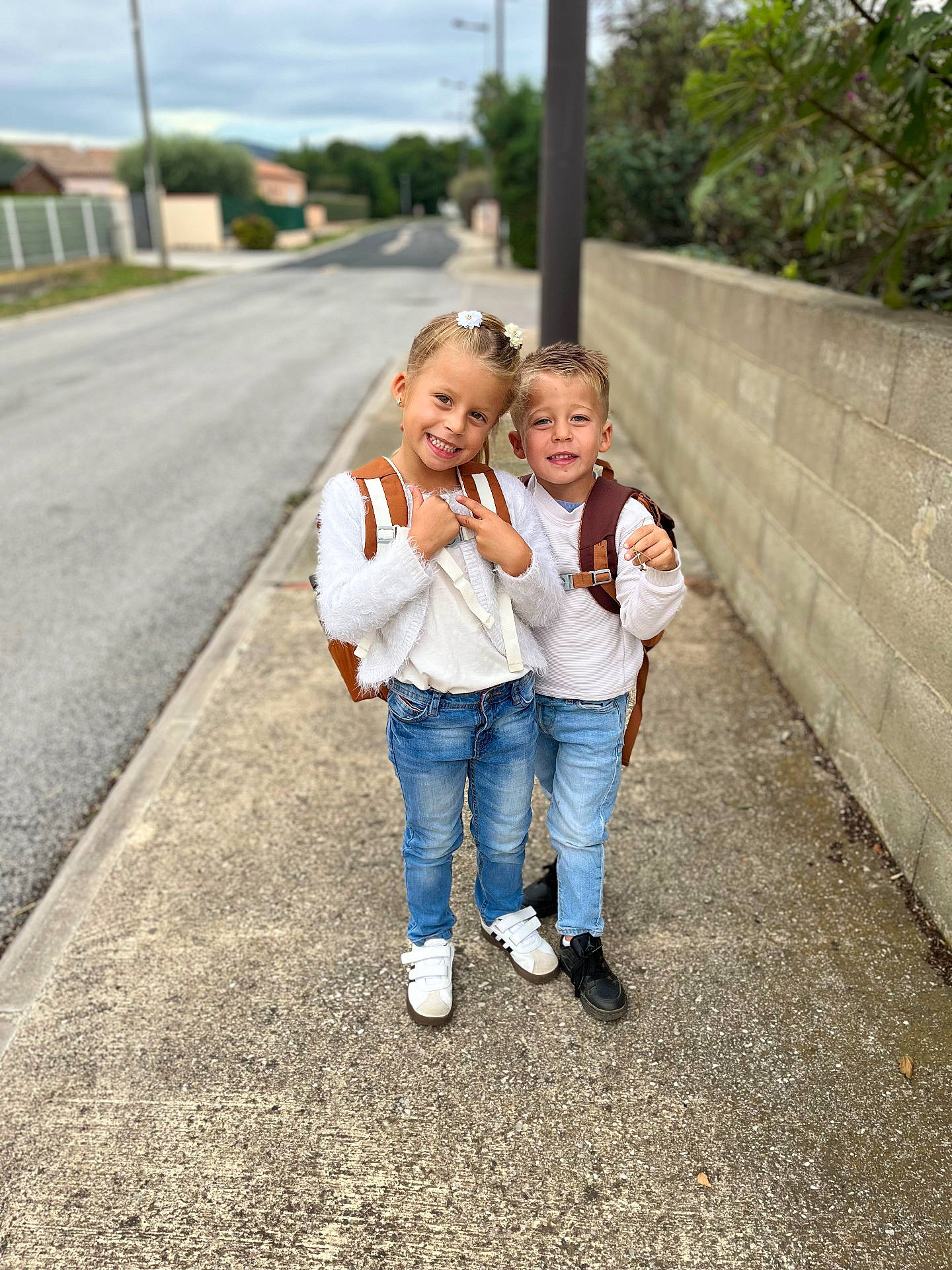 Giulia participe au concours pour gagner de l'argent avec cette photo : backpacks, blue_jeans, casual_clothing, children, daylight, friends, happy, kids, outdoor, playful, portrait, posing, sidewalk, smiling, street, suburban, together, urban, white_shirts, young