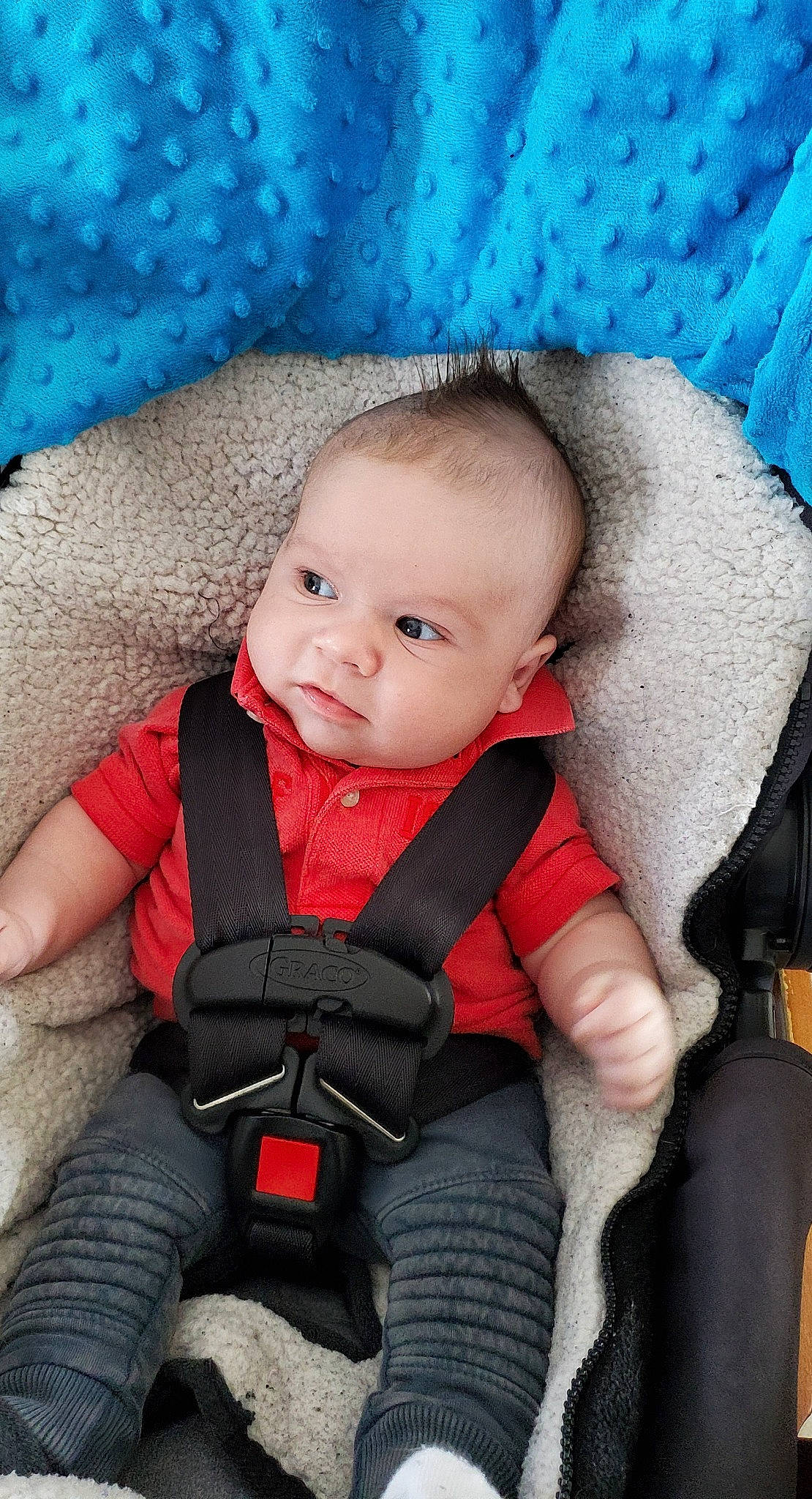 Emryck a rejoint le concours — aidez-le/la à gagner de superbes lots ! baby, baby_carriage, baby_products, baby_toddler_clothing, beauty, blue, chair, cheek, child, comfort, electric_blue, finger, human_body, iris, organ, outerwear, person, pink, sitting, skin