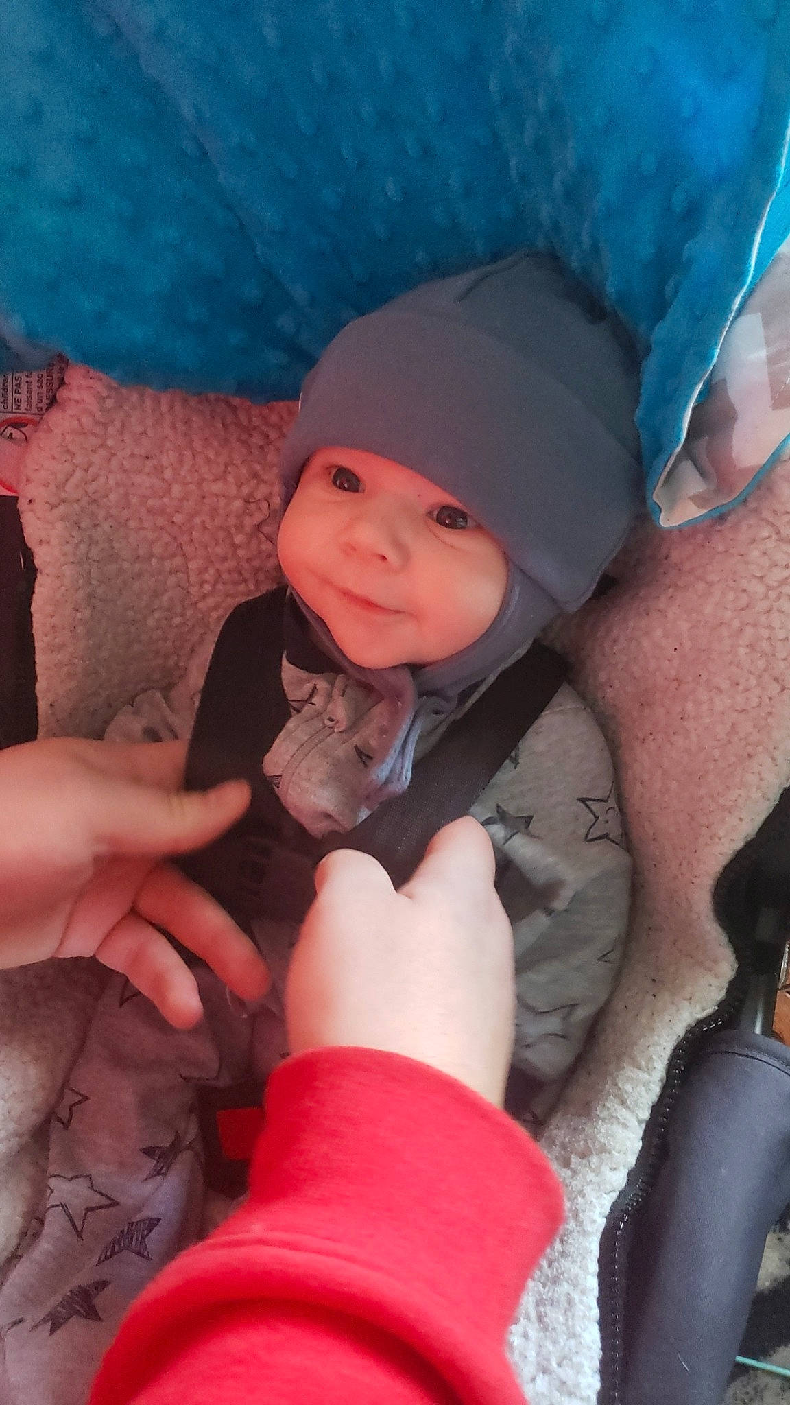 Emryck a rejoint le concours — aidez-le/la à gagner de superbes lots ! baby, cap, comfort, cool, facial_expression, finger, gesture, happy, headwear, human, human_body, interaction, lap, leg, mouth, muscle, organ, person, pink, skin