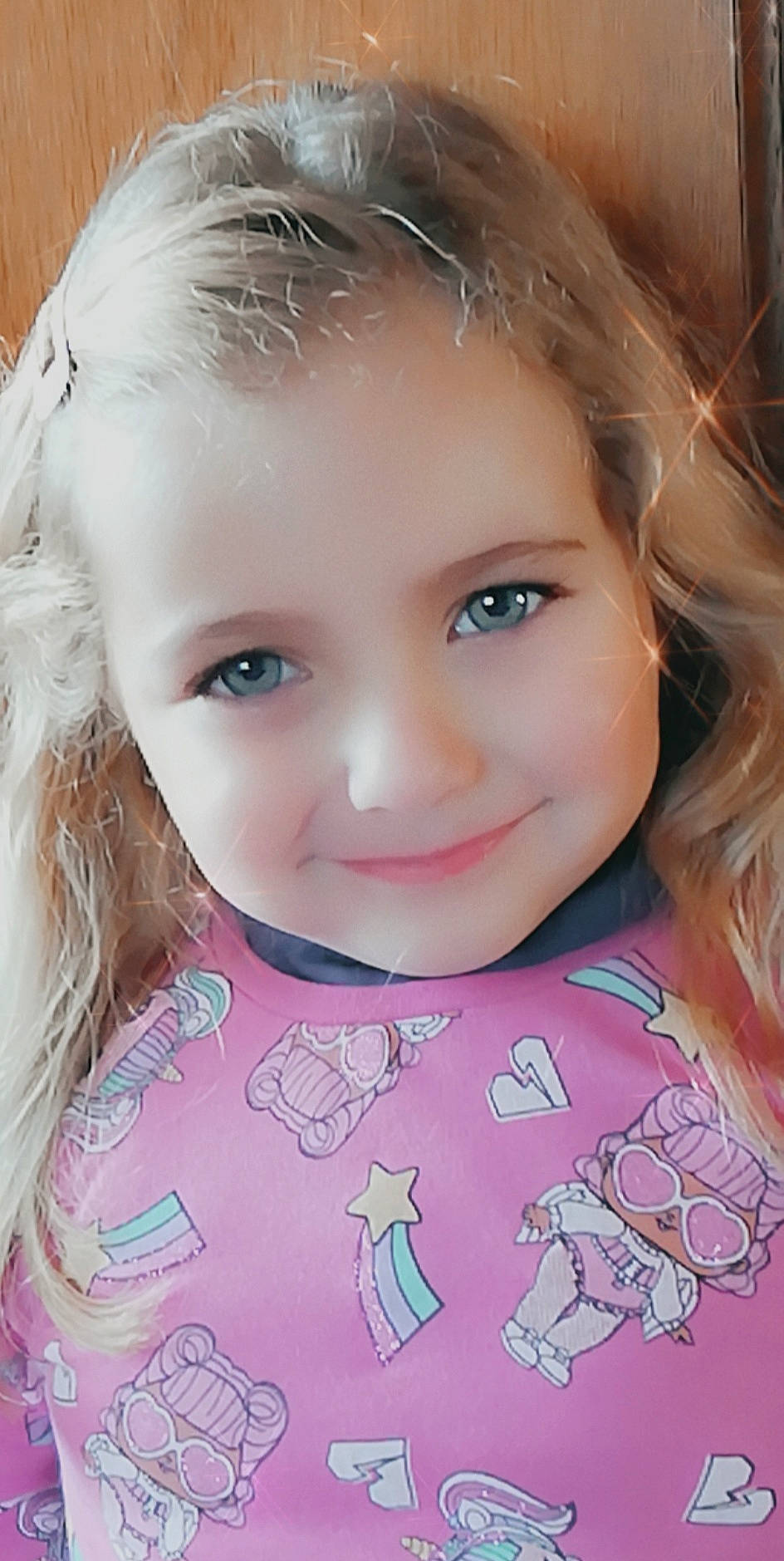 Zoe participe au concours pour gagner de l'argent avec cette photo : beauty, blond, brown_hair, cheek, child, child_model, chin, eye, eyebrow, face, forehead, hair, hairstyle, head, iris, lip, nose, person, pink, skin