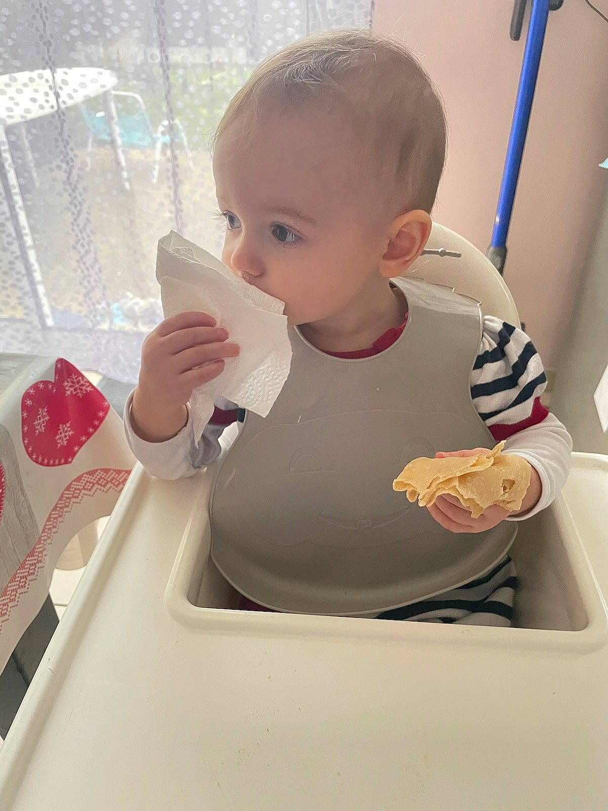 Yelena a rejoint le concours — aidez-le/la à gagner de superbes lots ! baby, baby_products, baby_toddler_clothing, bathing, bib, child, drinkware, finger, fun, gesture, hand, happy, milk, person, product, sleeve, t_shirt, tableware, thumb, toddler