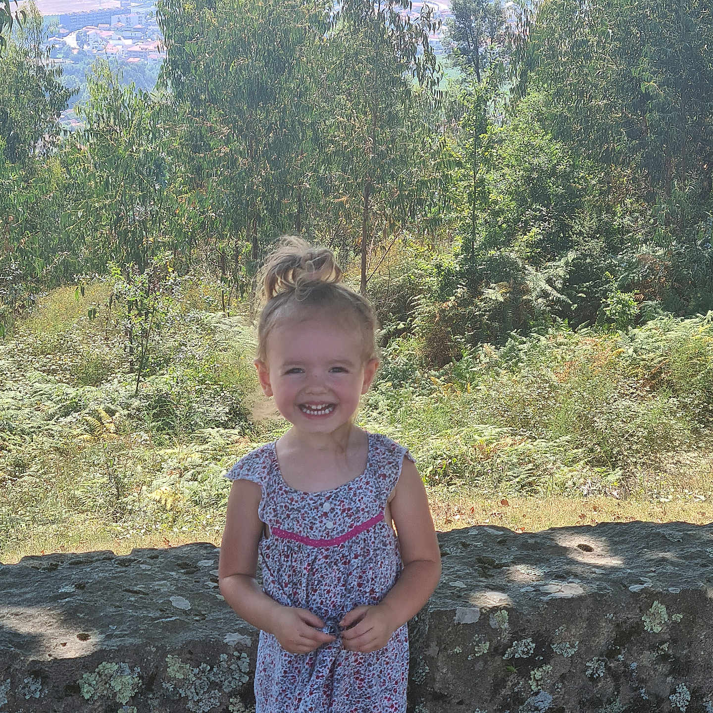 Yelena a rejoint le concours — aidez-le/la à gagner de superbes lots ! child, clothing, dress, face, female, girl, grass, head, land, nature, outdoors, person, photography, plant, portrait, rock, standing, tree, vegetation, wilderness