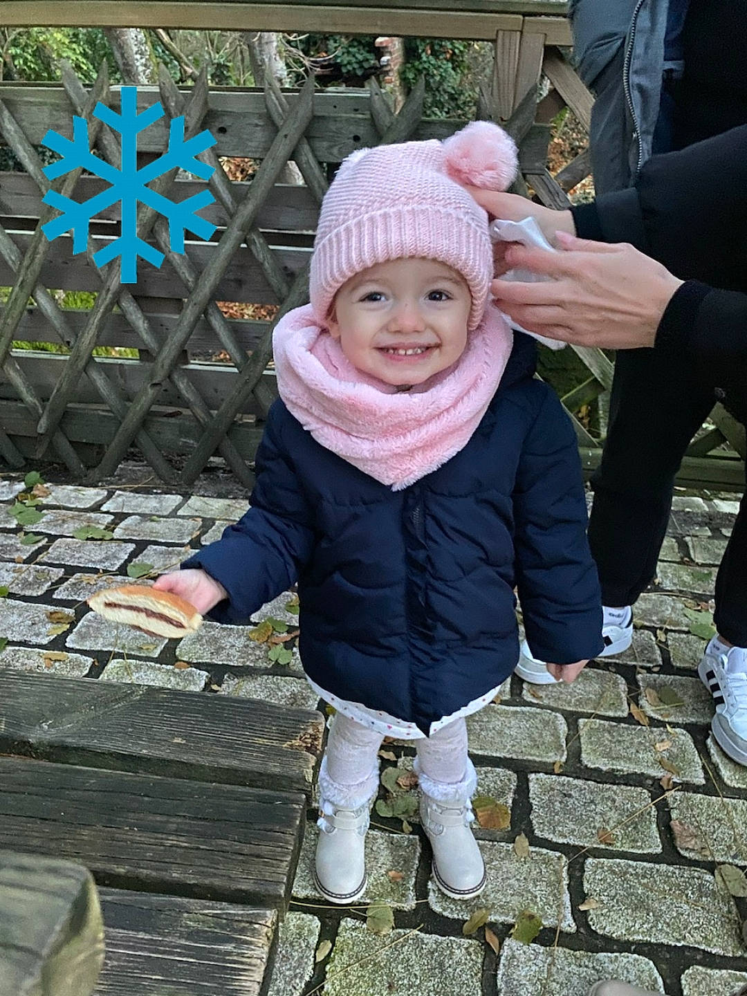 Yelena a rejoint le concours — aidez-le/la à gagner de superbes lots ! baby, baby_toddler_clothing, cap, fashion_accessory, freezing, fun, gesture, grass, hand, happy, hat, headwear, human_body, joy, leisure, pattern, people_in_nature, person, plant, smile