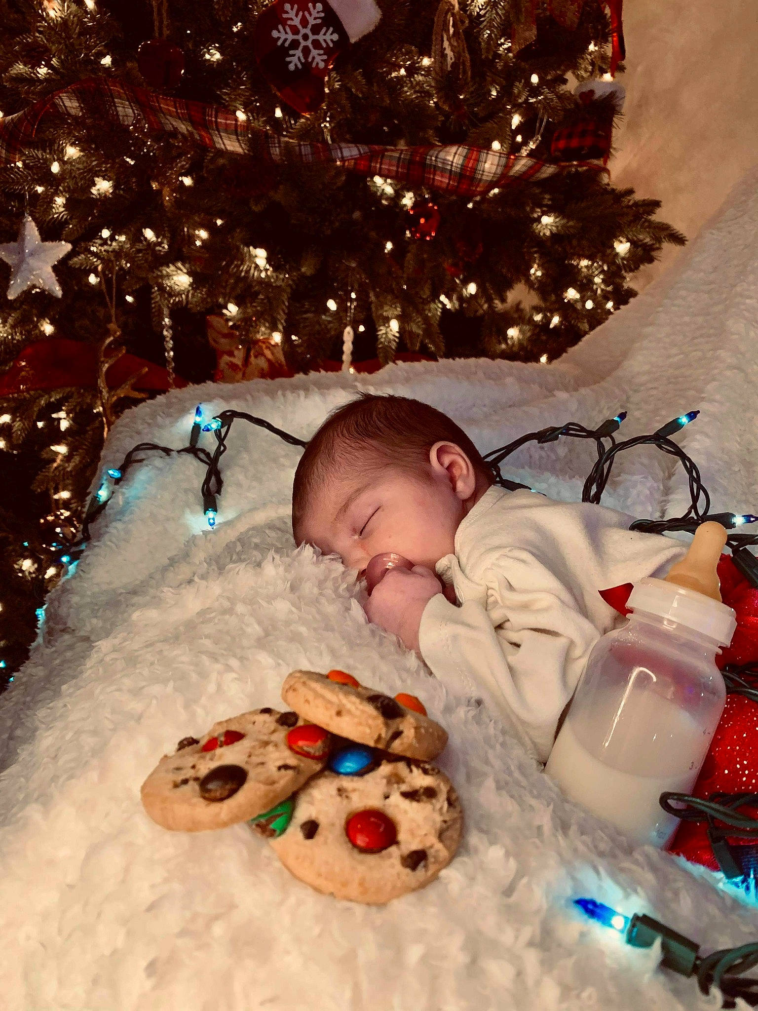 Lilanne is registered to the contest to win money with this photo: baby, baby_products, baby_toddler_clothing, child, christmas, christmas_decoration, christmas_eve, christmas_lights, christmas_ornament, christmas_tree, conifer, event, holiday, holiday_ornament, interior_design, ornament, person, pine_family, snow, toddler