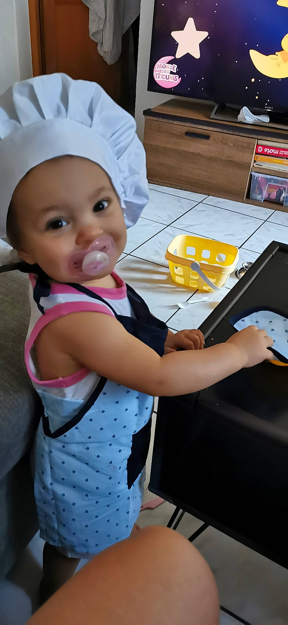 Vanina participe au concours pour gagner de l'argent avec cette photo : arm, automotive_design, baby, baby_toddler_clothing, box, chair, child, computer_keyboard, desk, finger, fun, happy, headband, leisure, party_supply, pattern, person, room, t_shirt, table