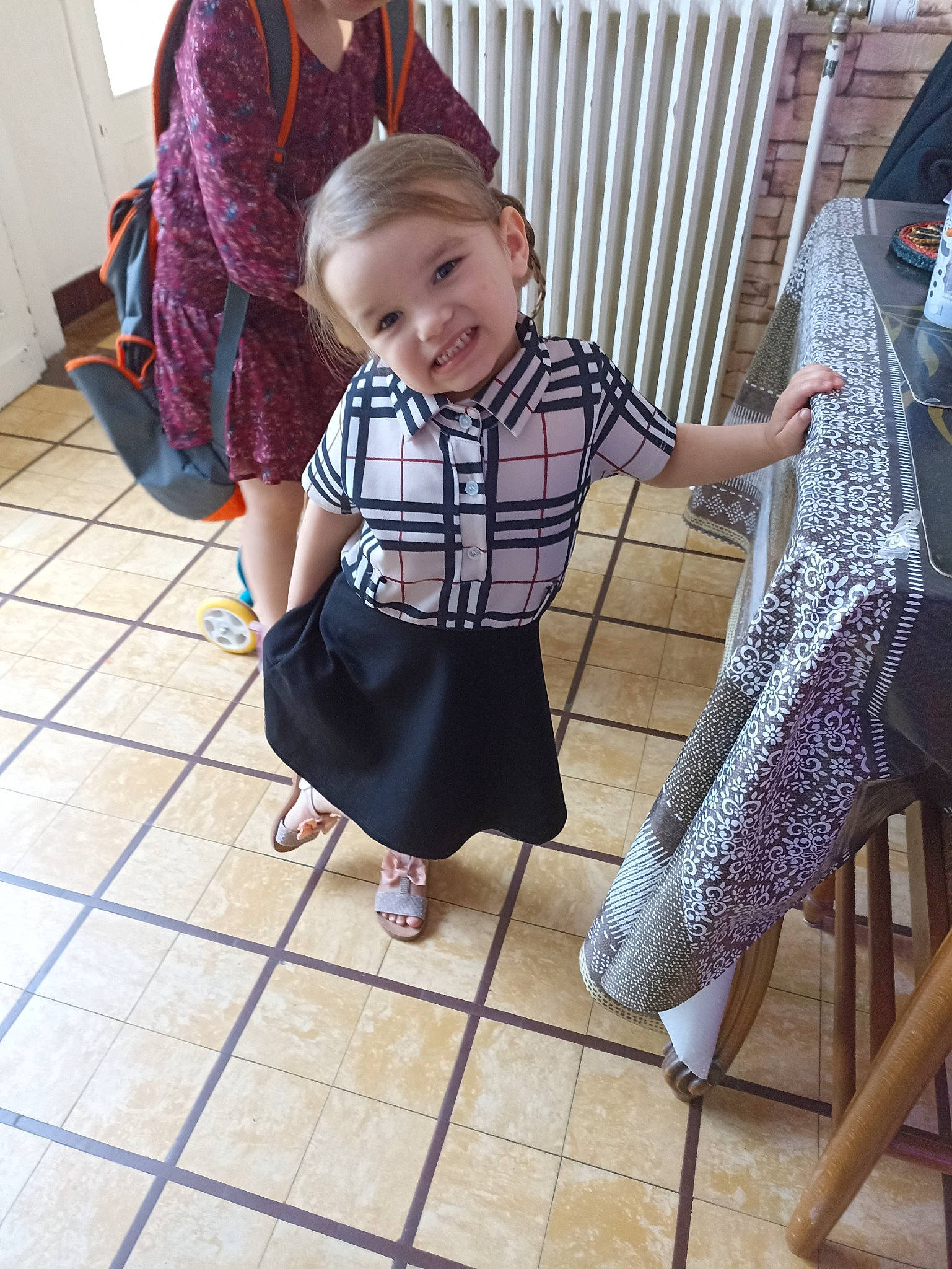 Emma a rejoint le concours — aidez-le/la à gagner de superbes lots ! baby_toddler_clothing, chair, child, dress, flooring, happy, human_leg, joint, joy, leg, leisure, pattern, people, person, plaid, purple, sandal, sleeve, smile, tartan