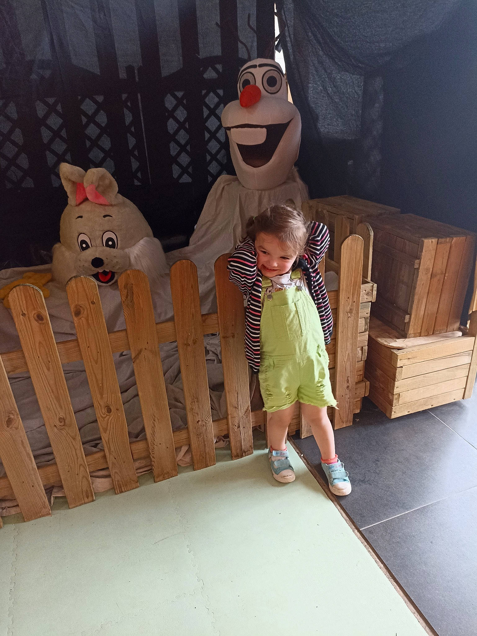 Emma participe au concours pour gagner de l'argent avec cette photo : animation, box, child, fawn, flooring, fun, happy, house, infant_bed, joy, nursery, person, product, room, shipping_box, shorts, smile, snapshot, stuffed_toy, toddler