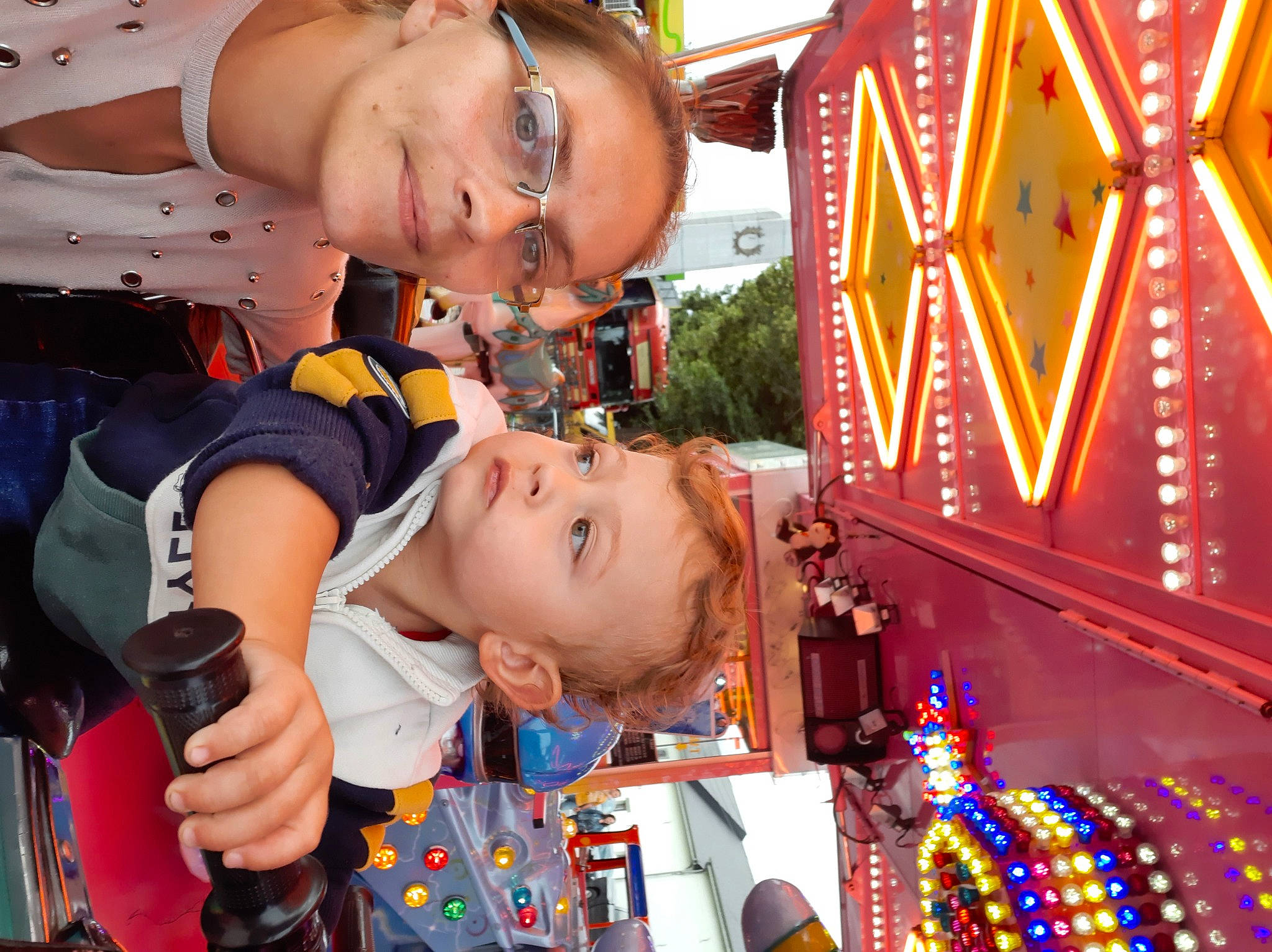 Kylian participe au concours pour gagner de l'argent avec cette photo : baby, child, city, event, eye, eyewear, face, fun, happy, head, joy, leisure, orange, person, photograph, public_space, recreation, snapshot, t_shirt, toddler