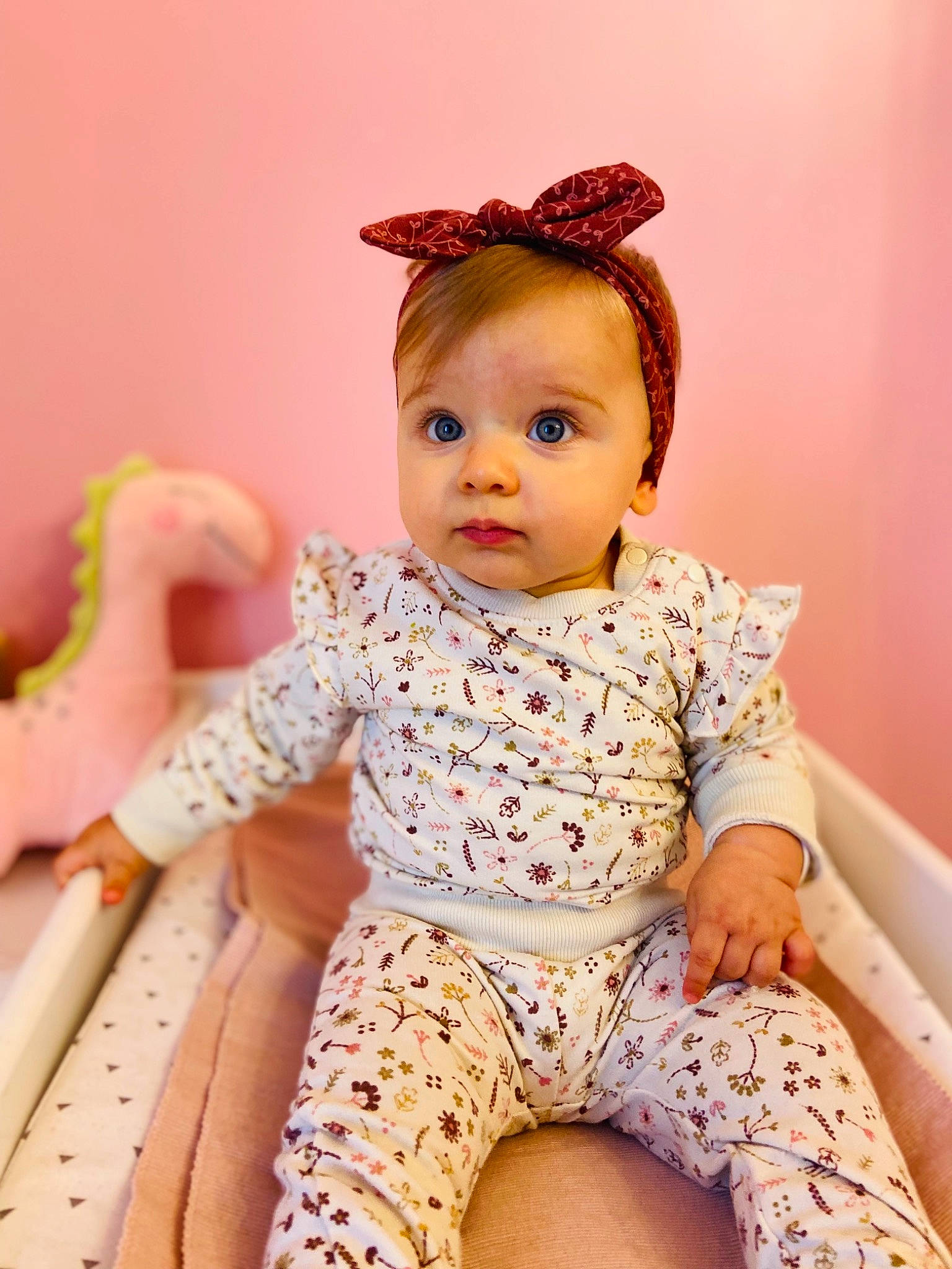 Anthéa a rejoint le concours — aidez-le/la à gagner de superbes lots ! baby, baby_toddler_clothing, cheek, child, collar, comfort, face, finger, happy, human_leg, knee, lip, pattern, person, pink, sitting, skin, sleeve, surprise, textile